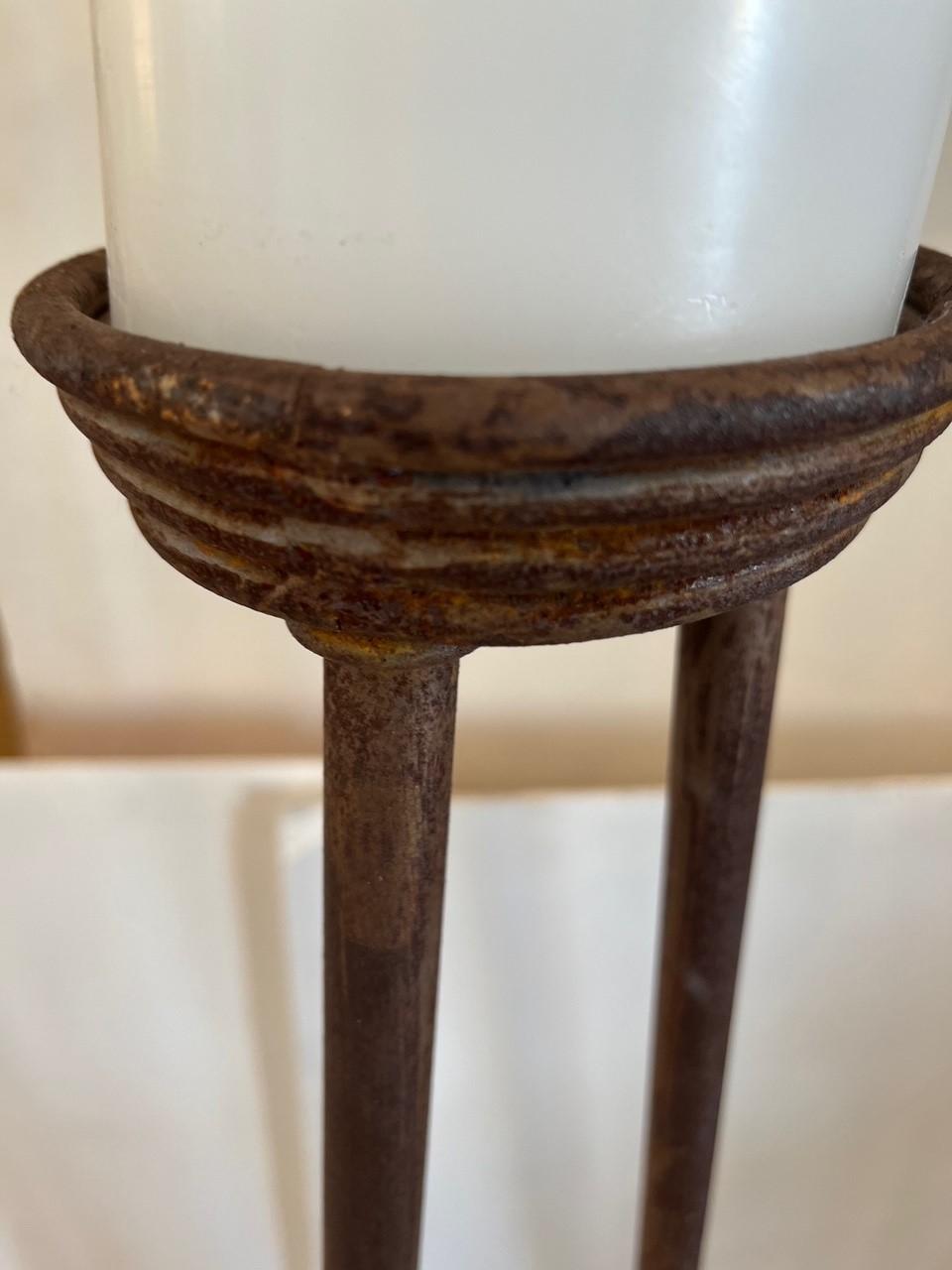 Paar Vintage geschmiedetes Eisen Boden-Kerzenhalter, Aged Eisen mit Rost Unterton, gute Verschleiß im Einklang mit Alter und Nutzung
Hoher Boden-Kerzenhalter: 60 
