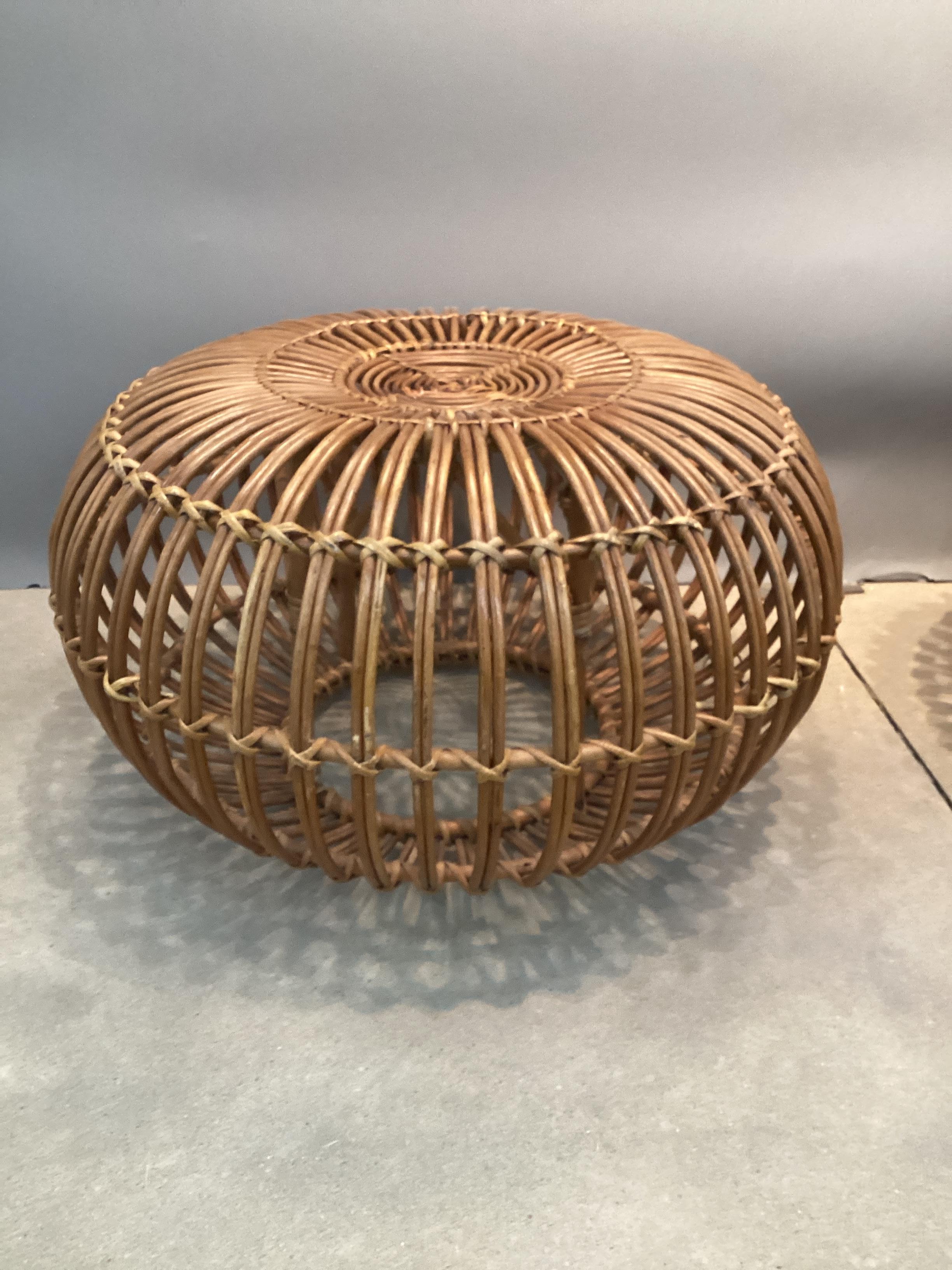 Pareja de pufs otomanos de ratán estilo Franco Albini de época Moderno de mediados de siglo en venta