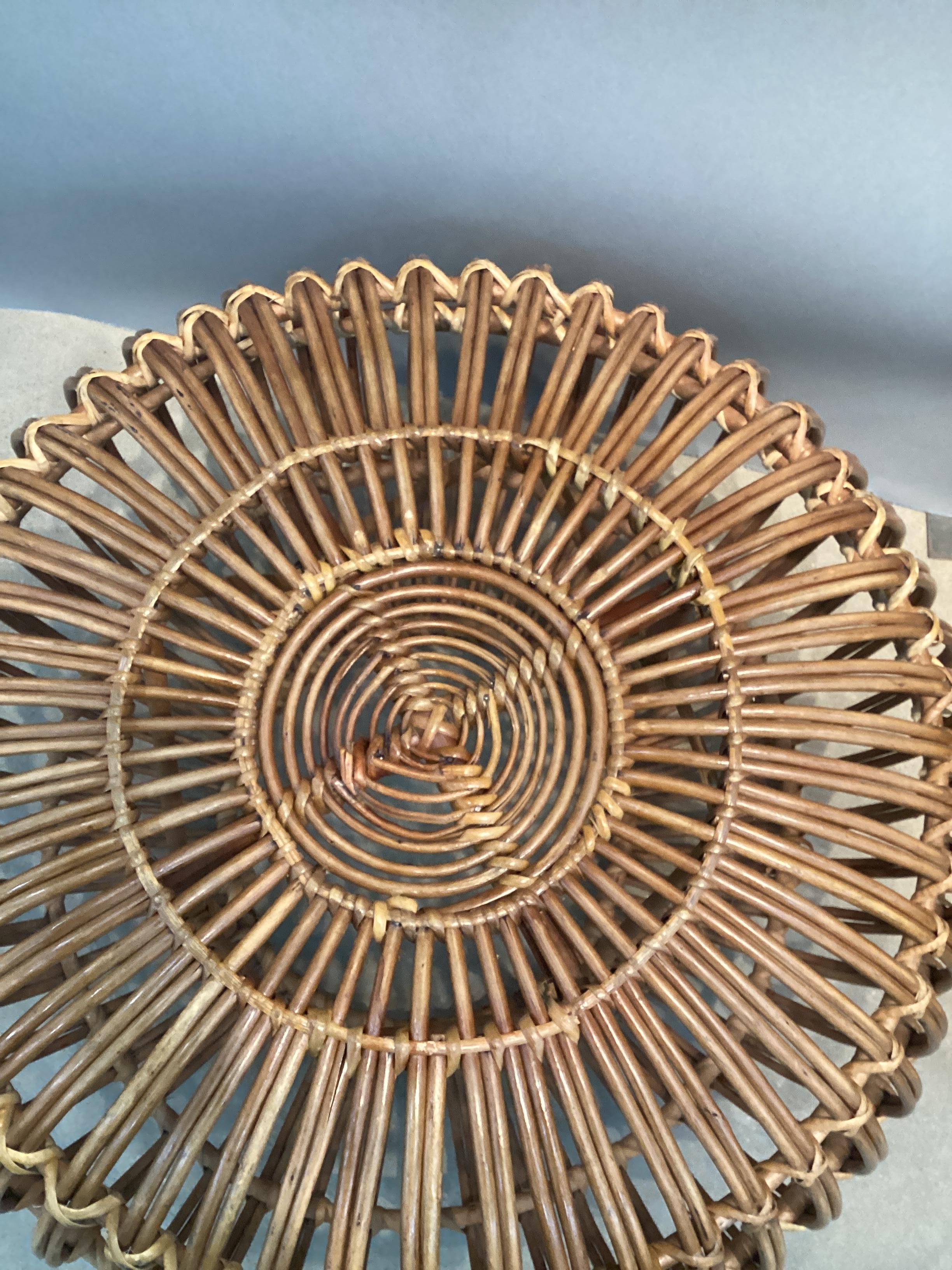Pareja de pufs otomanos de ratán estilo Franco Albini de época en Bueno estado para la venta en Chapel Hill, NC
