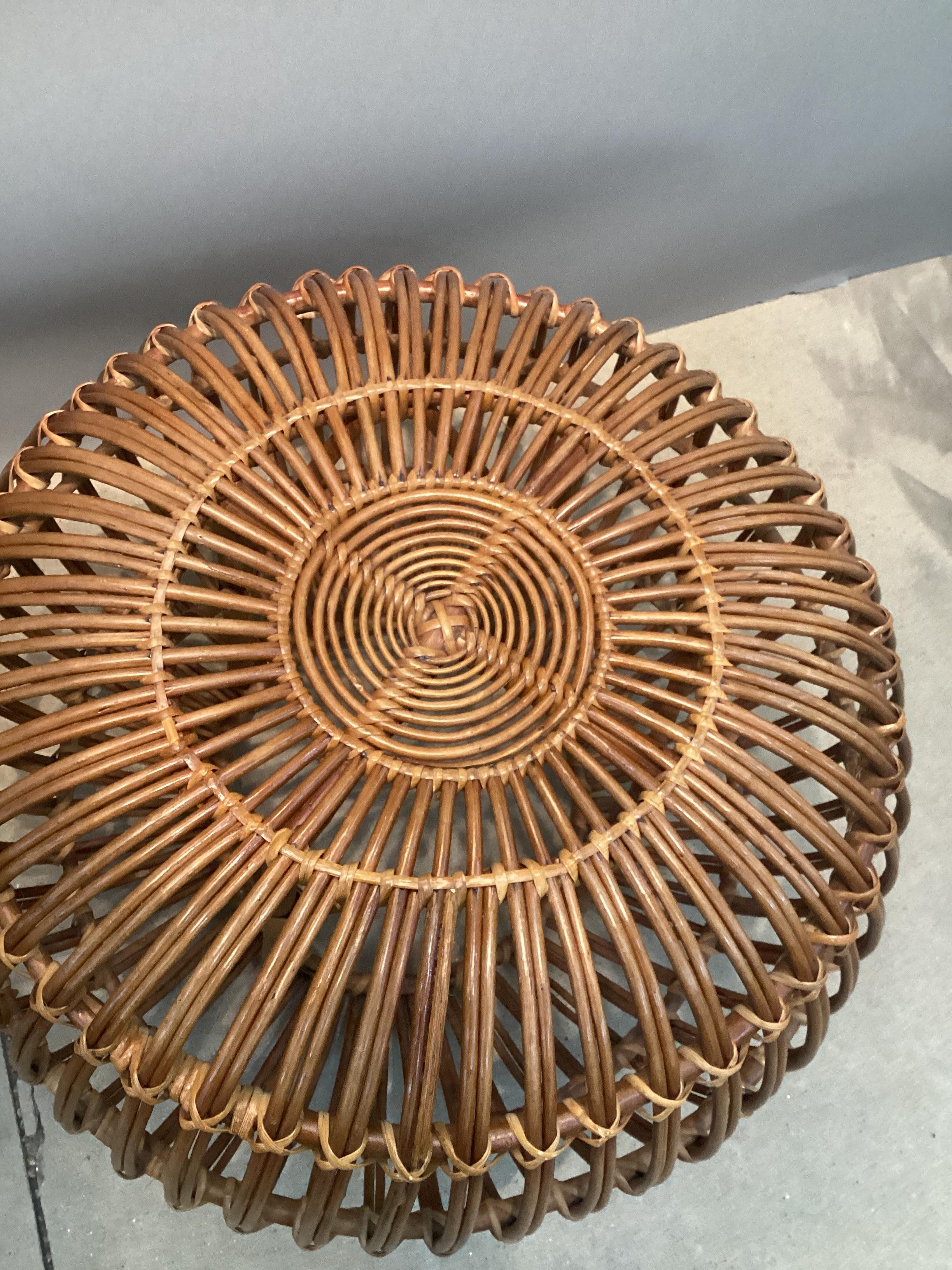 Pareja de pufs otomanos de ratán estilo Franco Albini de época siglo XX en venta
