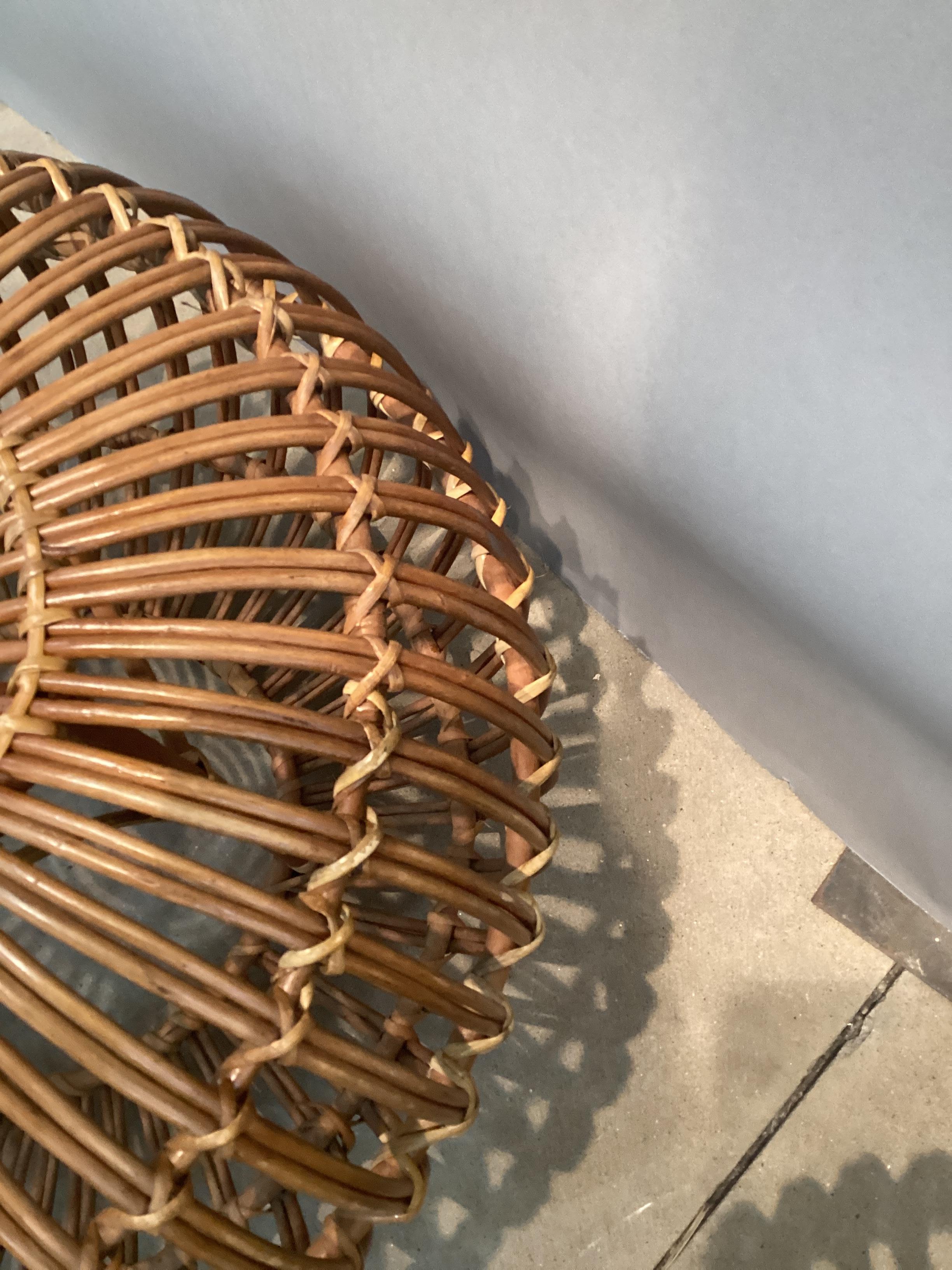 Pareja de pufs otomanos de ratán estilo Franco Albini de época Ratán en venta