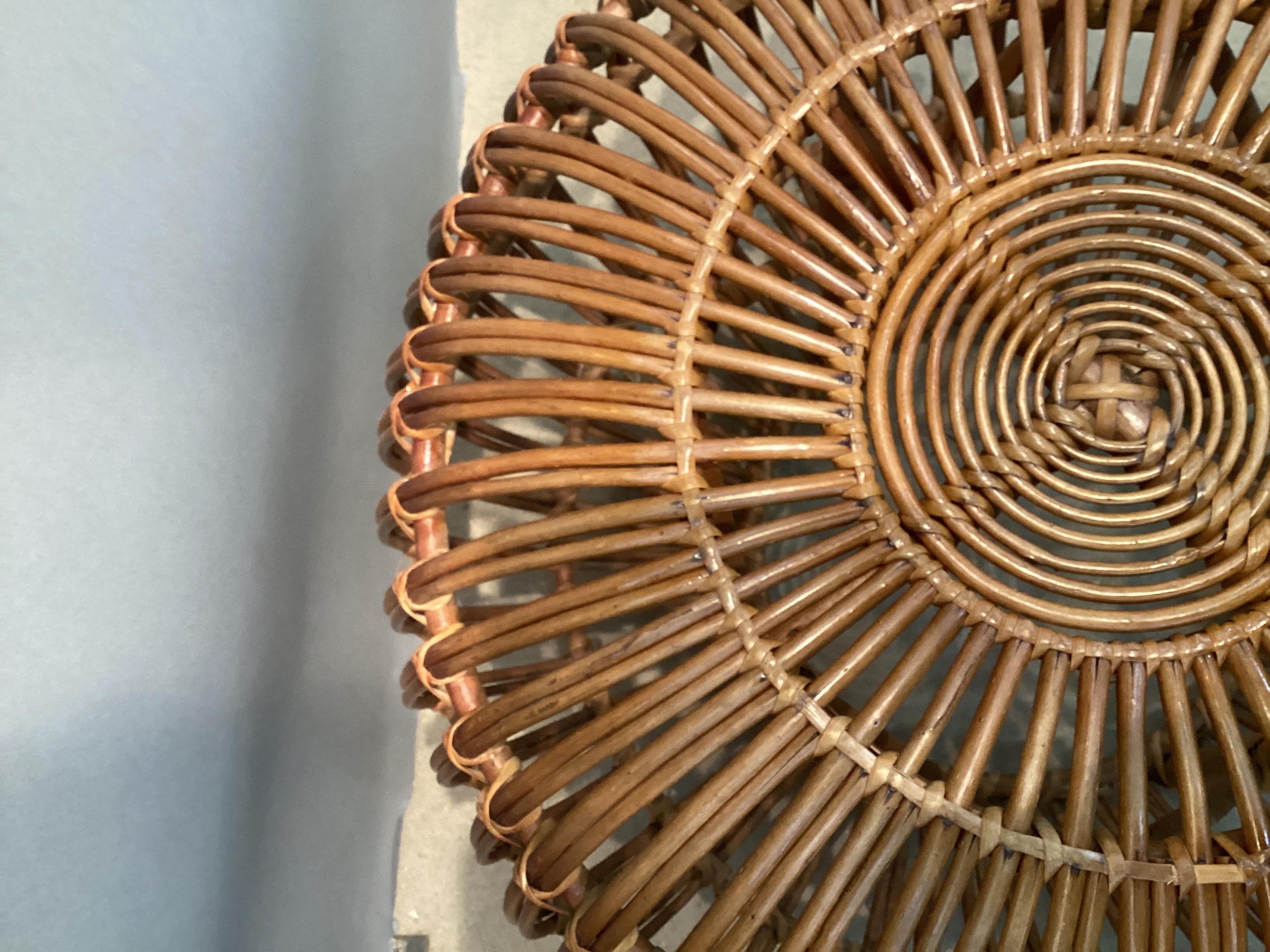 Pareja de pufs otomanos de ratán estilo Franco Albini de época en venta 1
