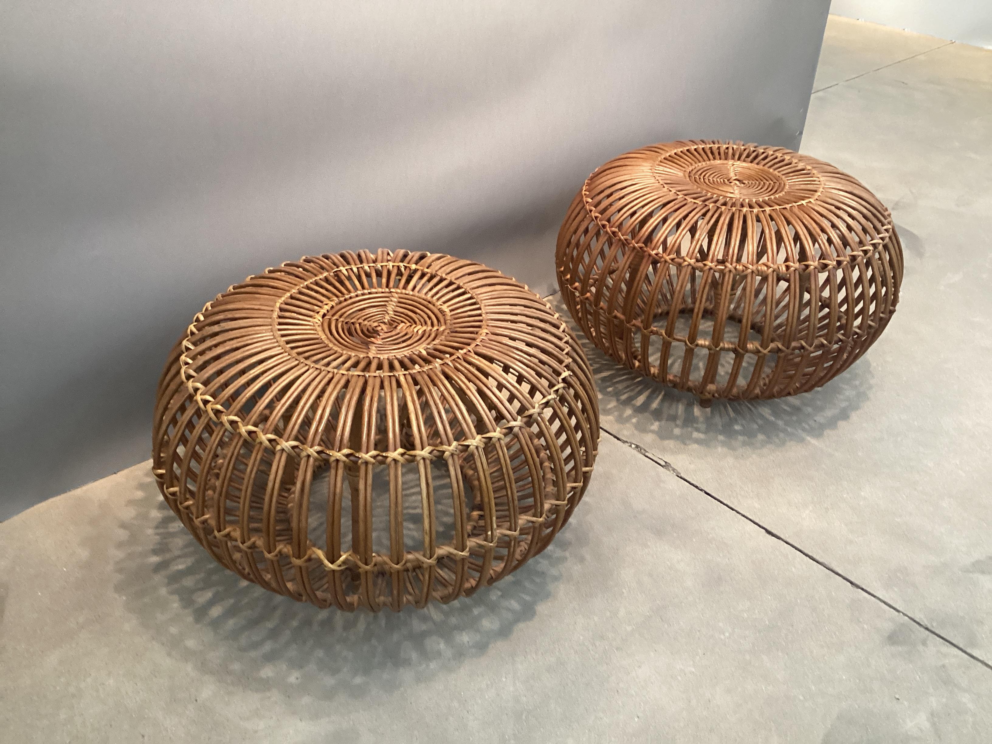 Pareja de pufs otomanos de ratán estilo Franco Albini de época en venta 2