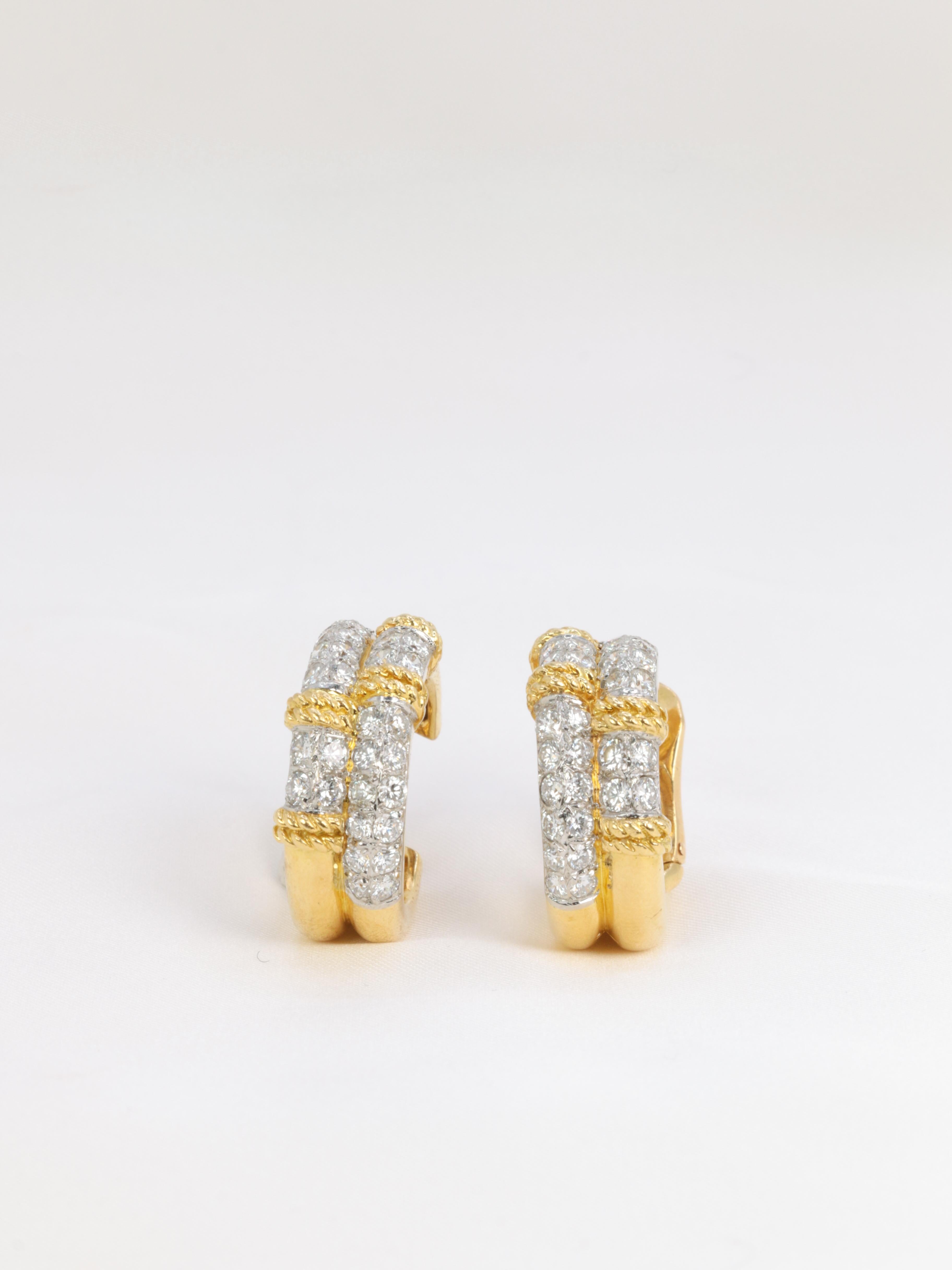 A pair of 18k (75°/°°) yellow gold and platinum creole ear clips formed of two rods each paved with two rows of diamonds and framed by two braided gold wires.
French work from the late 1980s. Signed Fred Paris
Presence of eagle head hallmark and