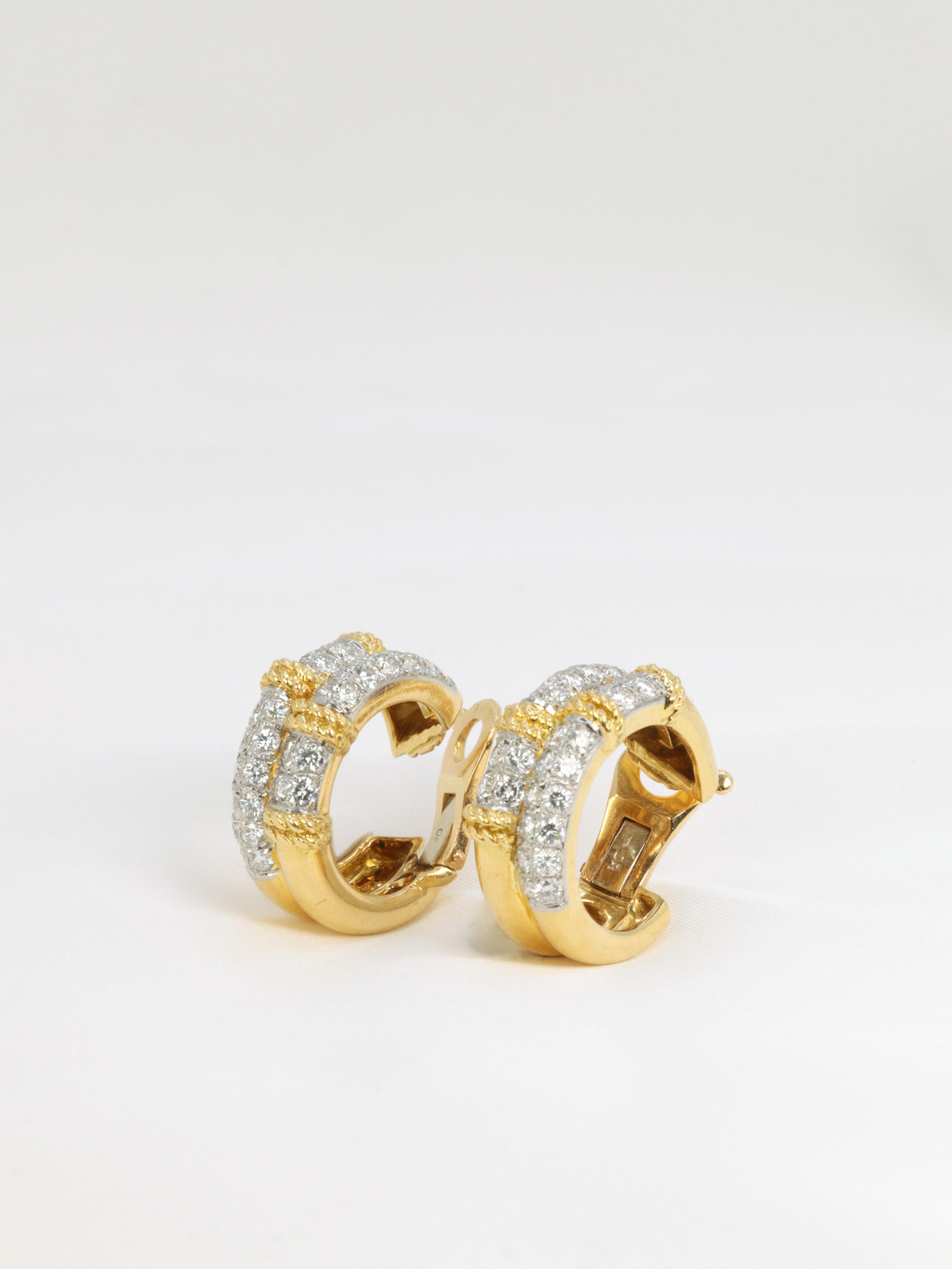 Paar Fred „Isaure“-Ohrringe aus Gold, Platin und Diamanten für Damen oder Herren im Angebot