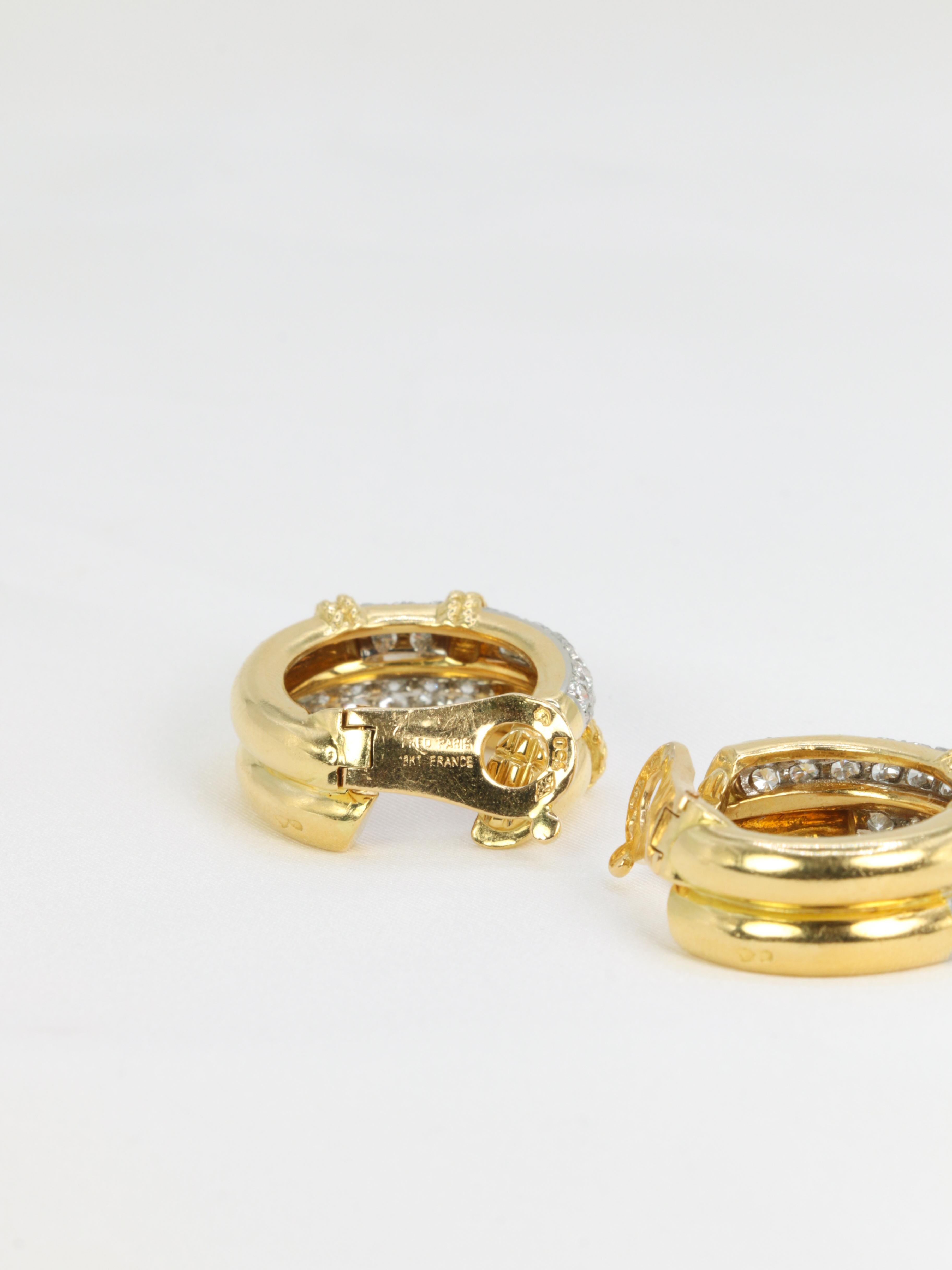 Paar Fred „Isaure“-Ohrringe aus Gold, Platin und Diamanten im Angebot 4