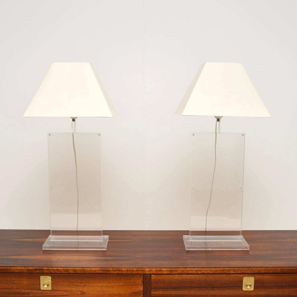 Una coppia elegante e ben realizzata di lampade da tavolo francesi vintage in acrilico, risalenti agli anni 1970-80 circa.

Le dimensioni sono ottime e la qualità è eccellente. Hanno un design intelligente e stravagante, sono realizzati in acrilico