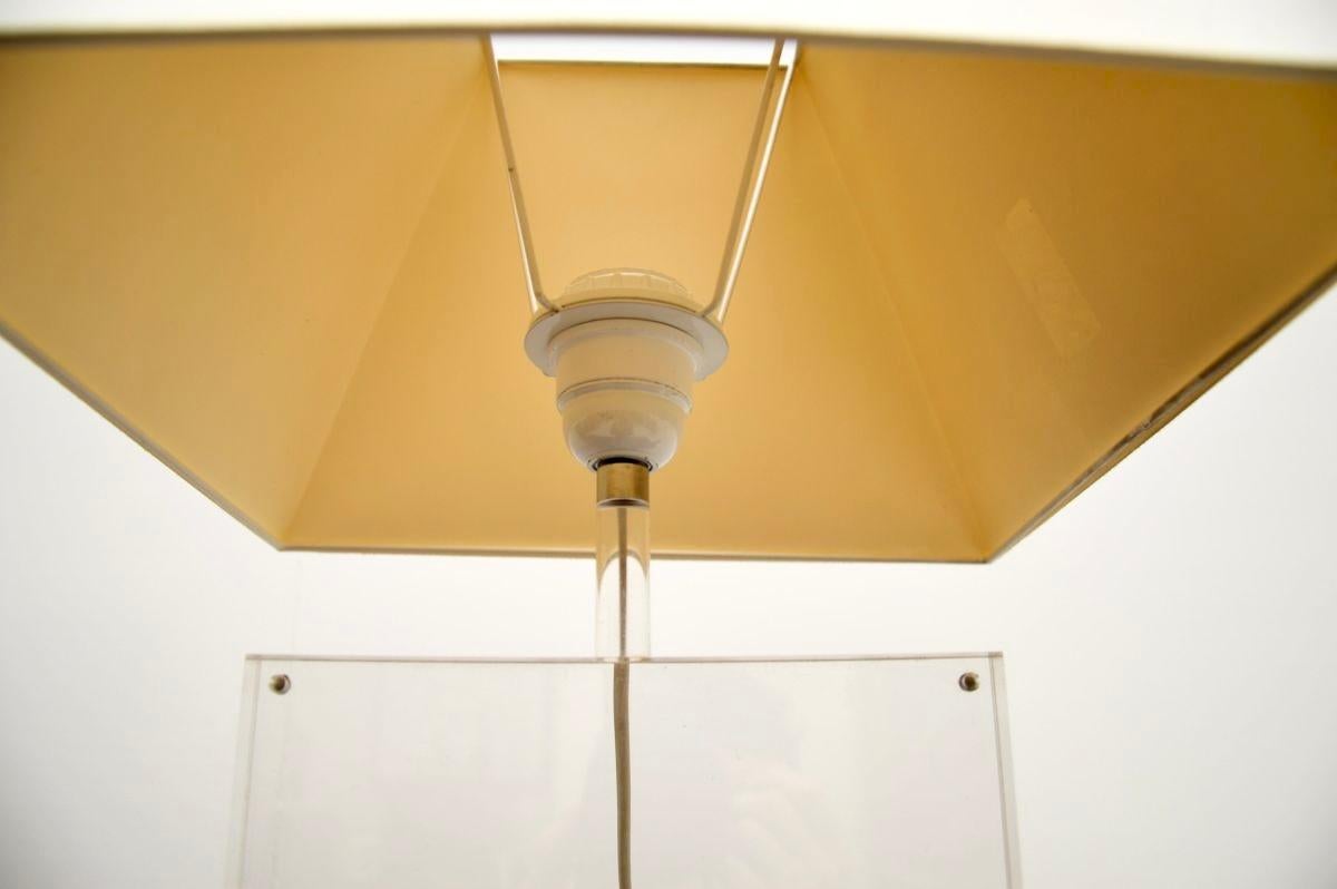 Coppia di lampade da tavolo francesi d'epoca in acrilico In condizioni buone in vendita a London, GB