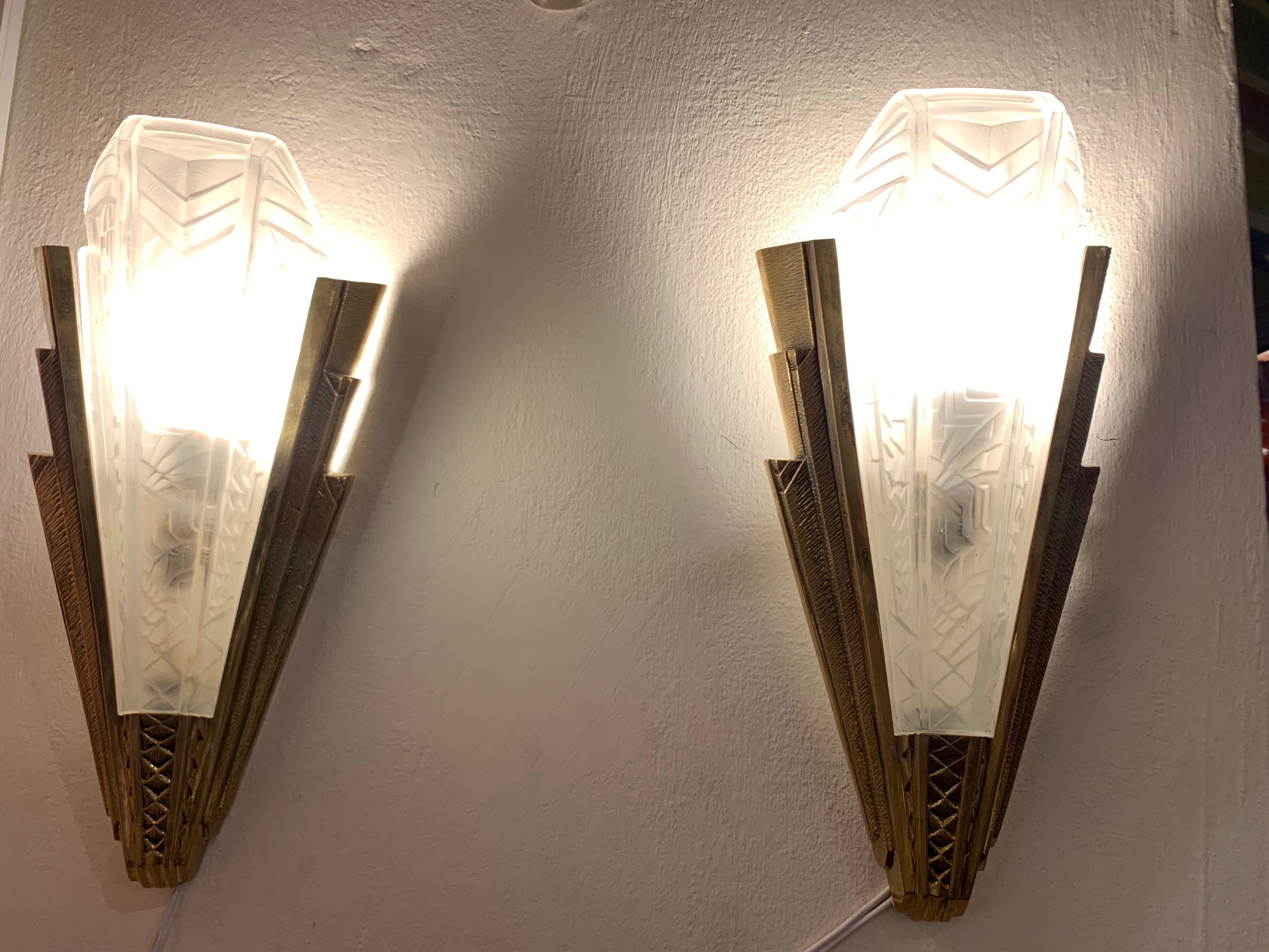 Pair of Vintage French Art Deco Sconces In Good Condition For Sale In Beirut, LB
