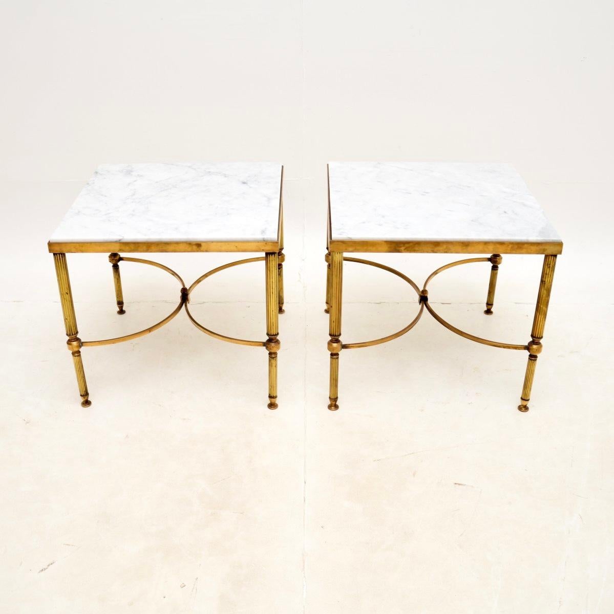 Une excellente paire de tables d'appoint vintage en laiton et marbre. Ils ont été fabriqués en France, et datent des années 1960-70.

La qualité est fantastique, les cadres en laiton sont dotés de beaux châssis incurvés et de pieds cannelés. Ils