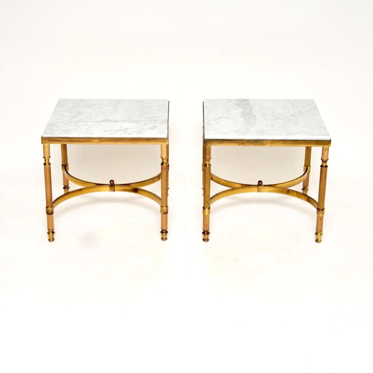 Une excellente paire de tables d'appoint vintage en laiton et marbre. Ils ont été fabriqués en France et datent des années 1960.

La qualité est fantastique, les cadres en laiton sont dotés de beaux châssis incurvés et de pieds cannelés. Ils sont
