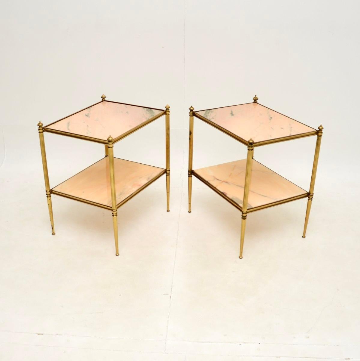 Mid-Century Modern Paire de tables d'appoint françaises vintage en laiton et marbre en vente