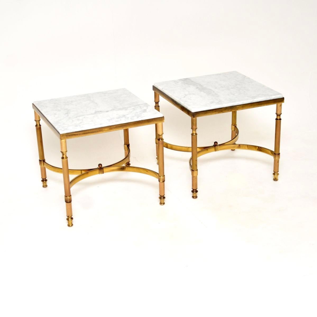 Mid-Century Modern Paire de tables d'appoint françaises vintage en laiton et marbre en vente