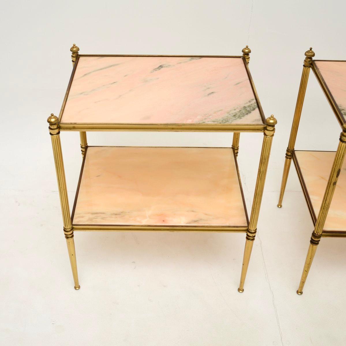Français Paire de tables d'appoint françaises vintage en laiton et marbre en vente