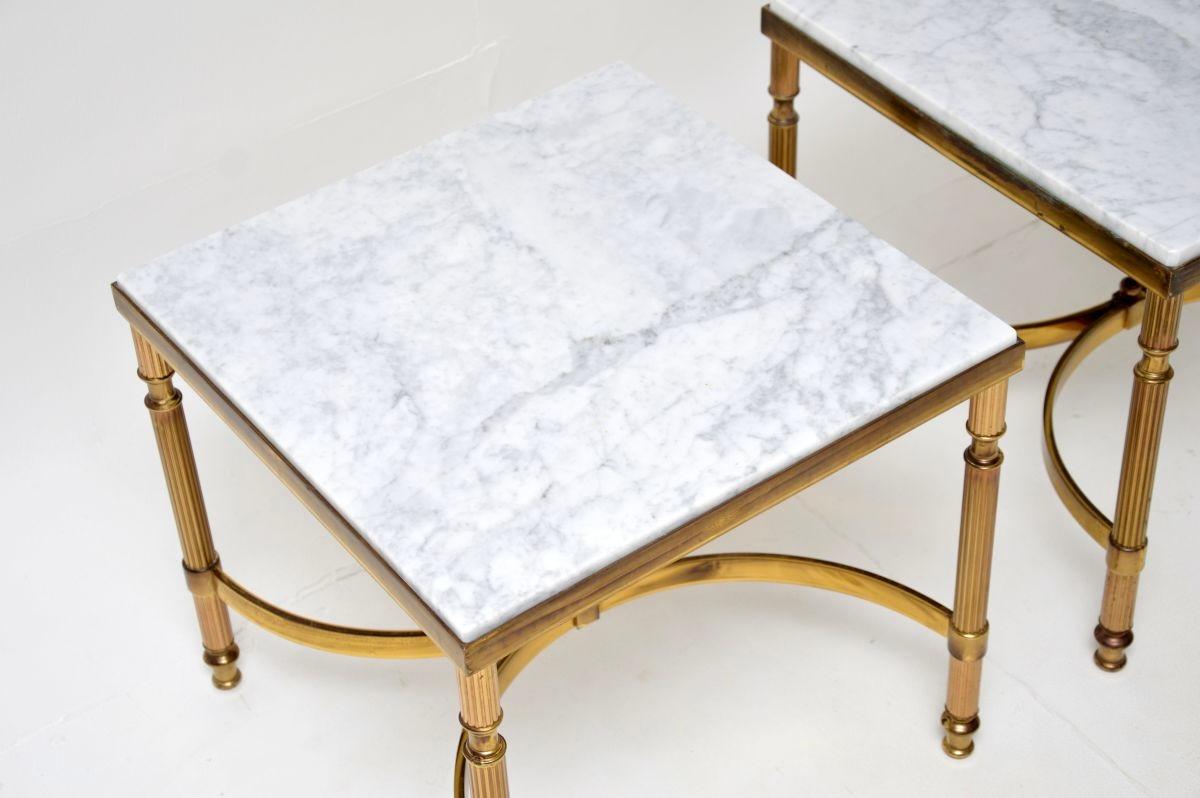 Français Paire de tables d'appoint françaises vintage en laiton et marbre en vente