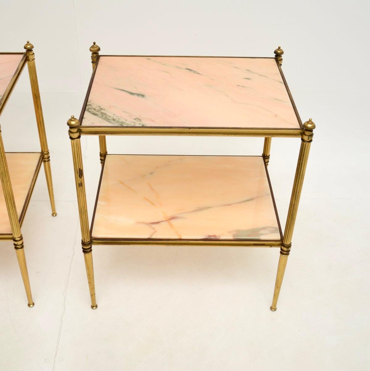 Paire de tables d'appoint françaises vintage en laiton et marbre Bon état - En vente à London, GB