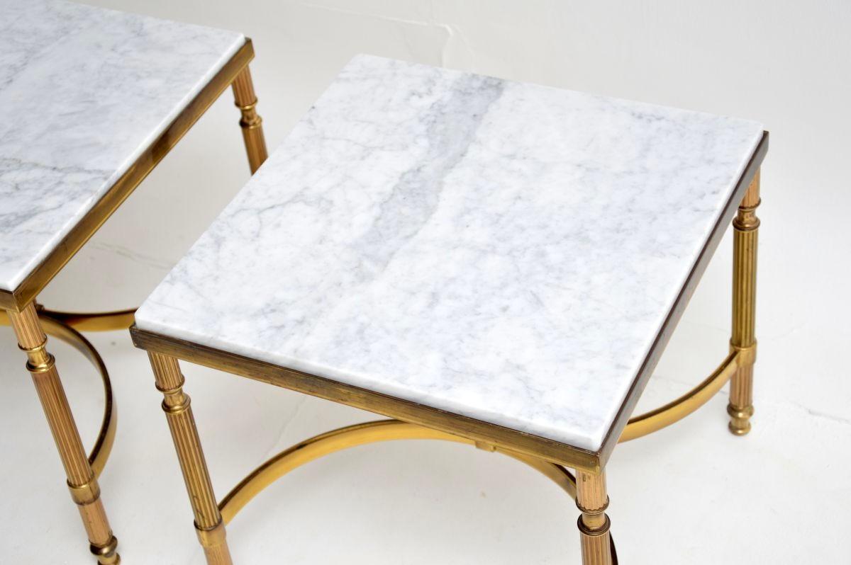 Paire de tables d'appoint françaises vintage en laiton et marbre Bon état - En vente à London, GB