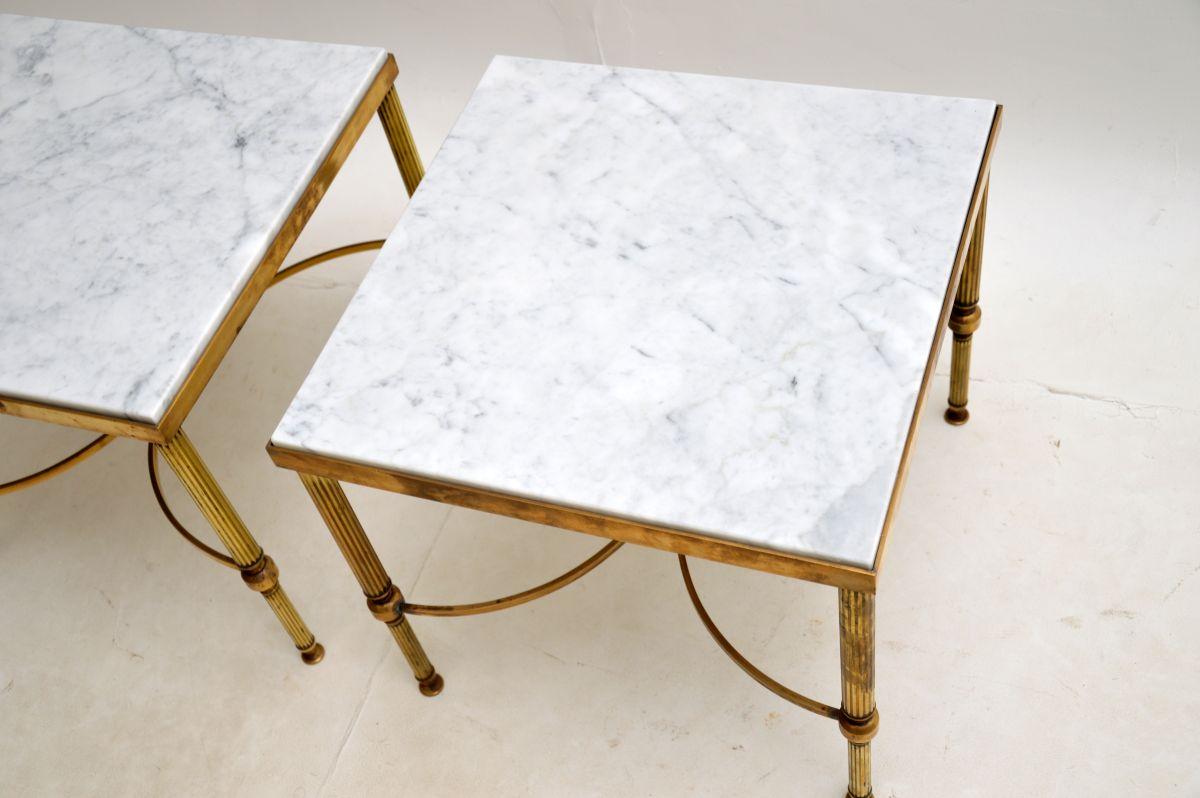 Milieu du XXe siècle Paire de tables d'appoint françaises vintage en laiton et marbre en vente