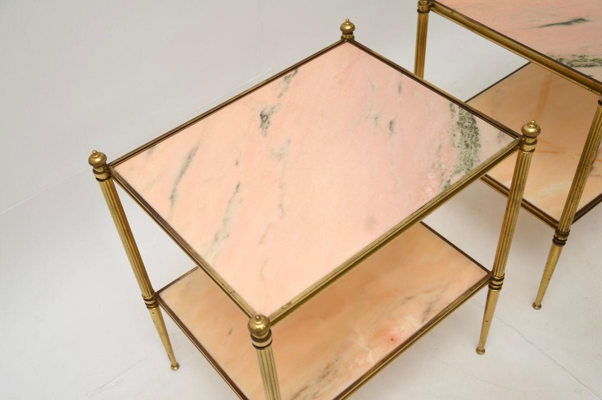 Milieu du XXe siècle Paire de tables d'appoint françaises vintage en laiton et marbre en vente