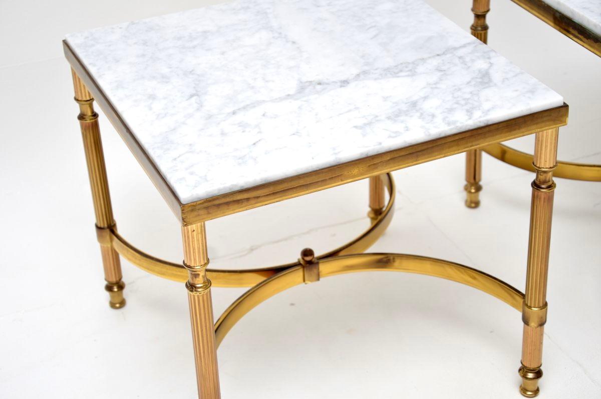 Milieu du XXe siècle Paire de tables d'appoint françaises vintage en laiton et marbre en vente