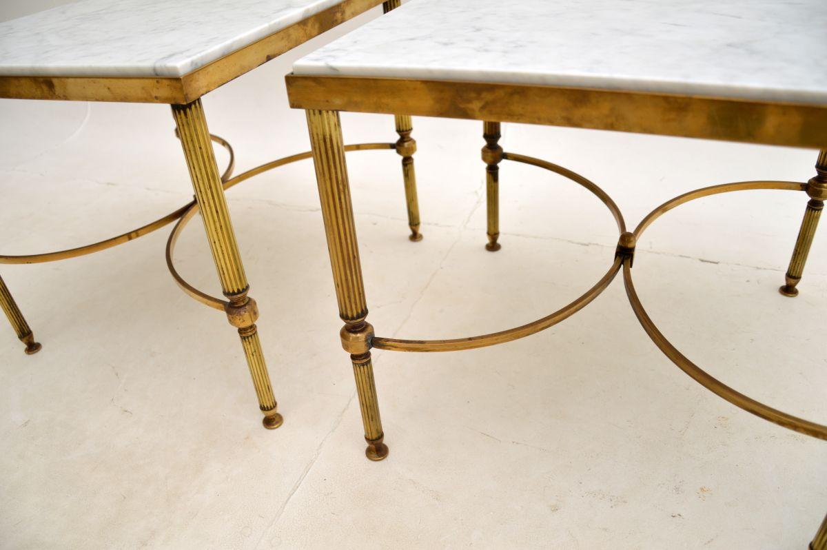 Laiton Paire de tables d'appoint françaises vintage en laiton et marbre en vente