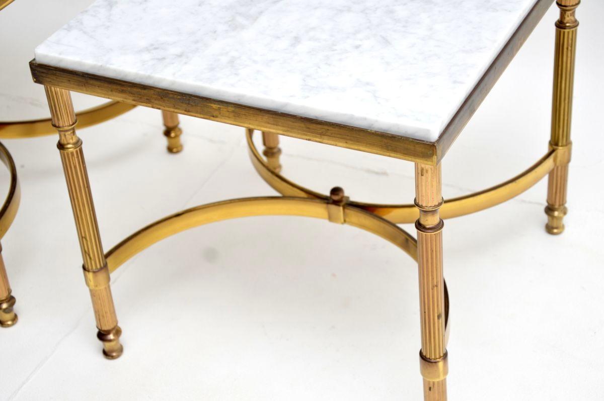Laiton Paire de tables d'appoint françaises vintage en laiton et marbre en vente