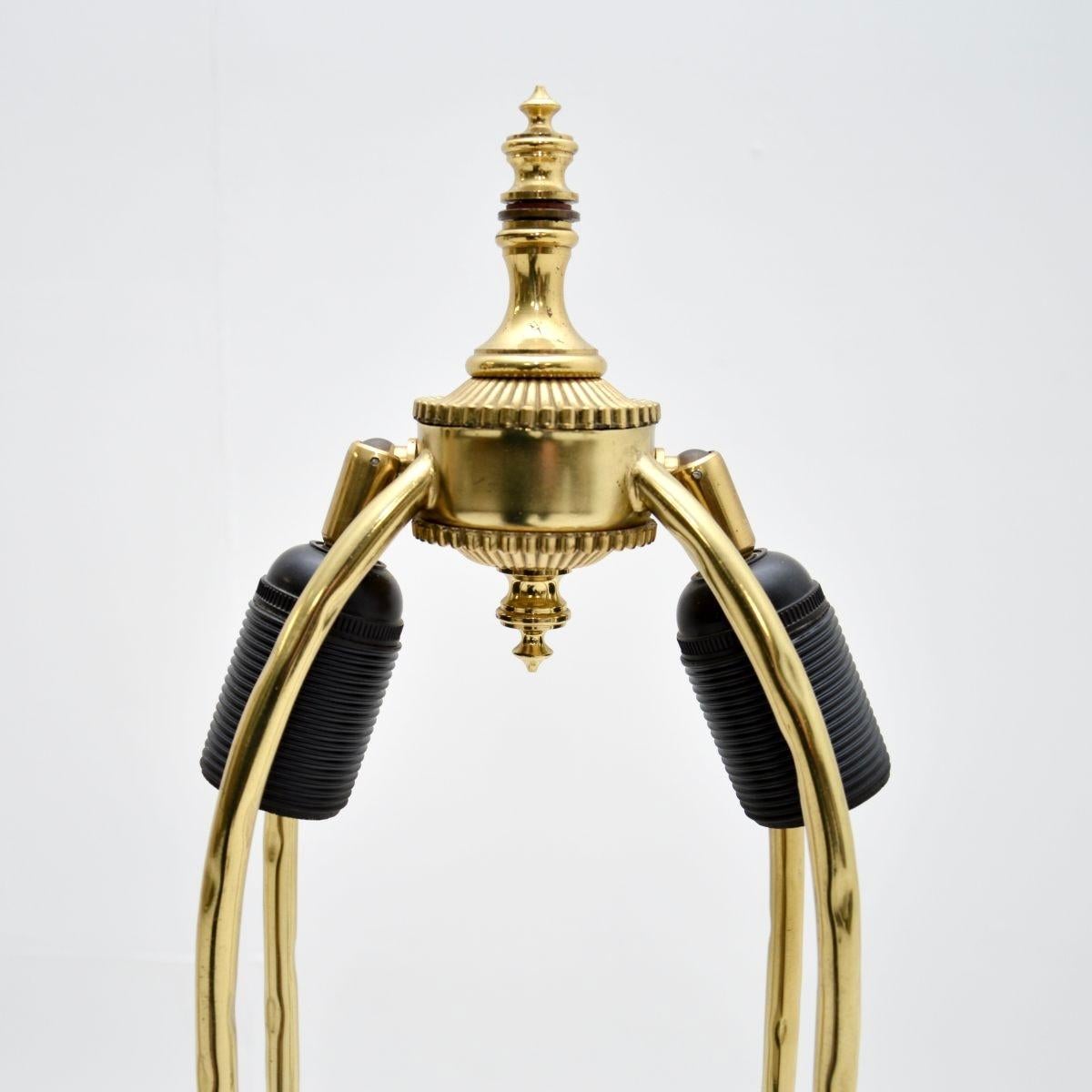 Pair of Vintage French Brass and Opaline Glass Table Lamps by Maison Bagues In Good Condition For Sale In London, GB