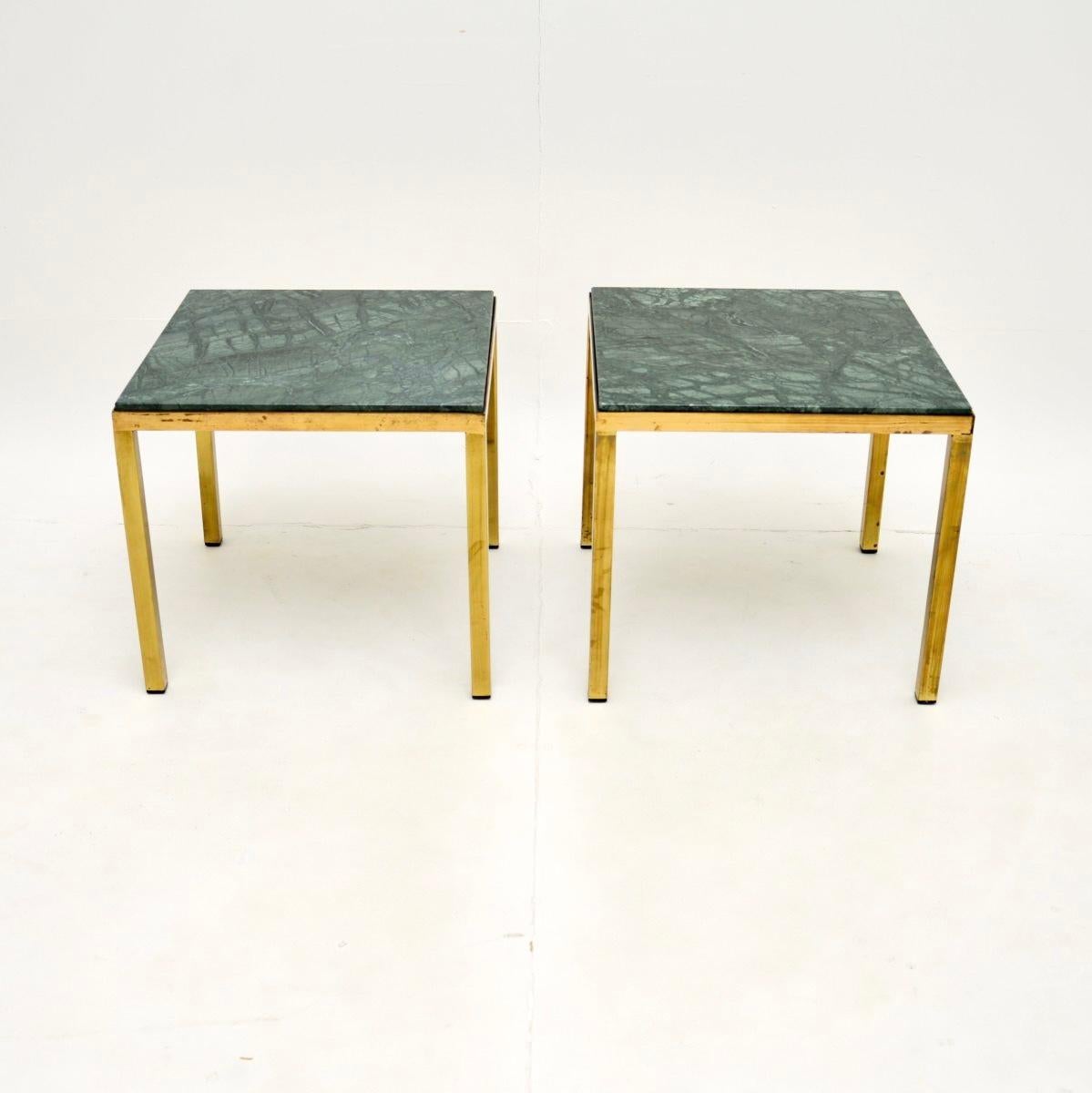 Paire de tables d'appoint en laiton et marbre, datant des années 1970, d'une grande élégance et d'une grande beauté.

Ils sont d'excellente qualité, les cadres ont un joli design. De grande taille, elles sont parfaites pour être utilisées comme