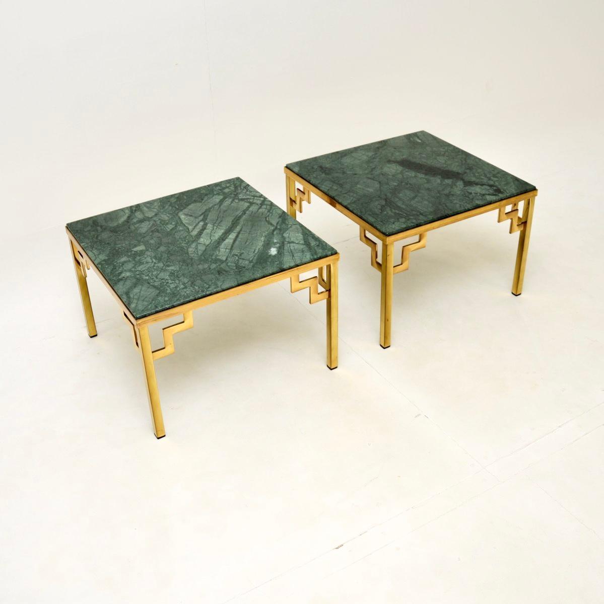 Paire de tables d'appoint en laiton et marbre, datant des années 1970, d'une grande élégance et d'une grande beauté.

Ils sont d'excellente qualité, ils sont grands et impressionnants, les cadres ont un design fantastique avec des frettes angulaires