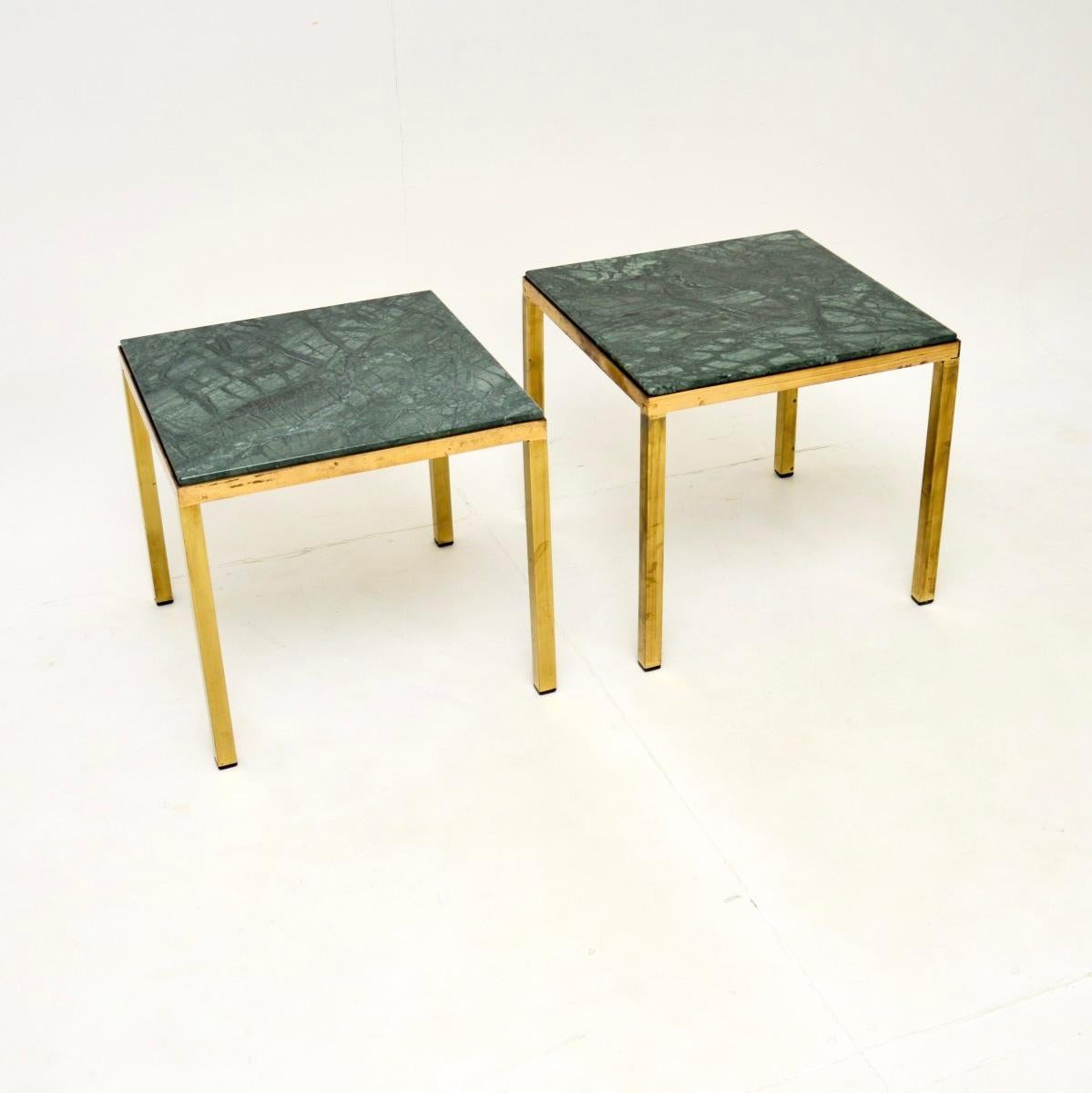 Mid-Century Modern Paire de tables d'appoint en laiton à plateau en marbre, d'époque française en vente