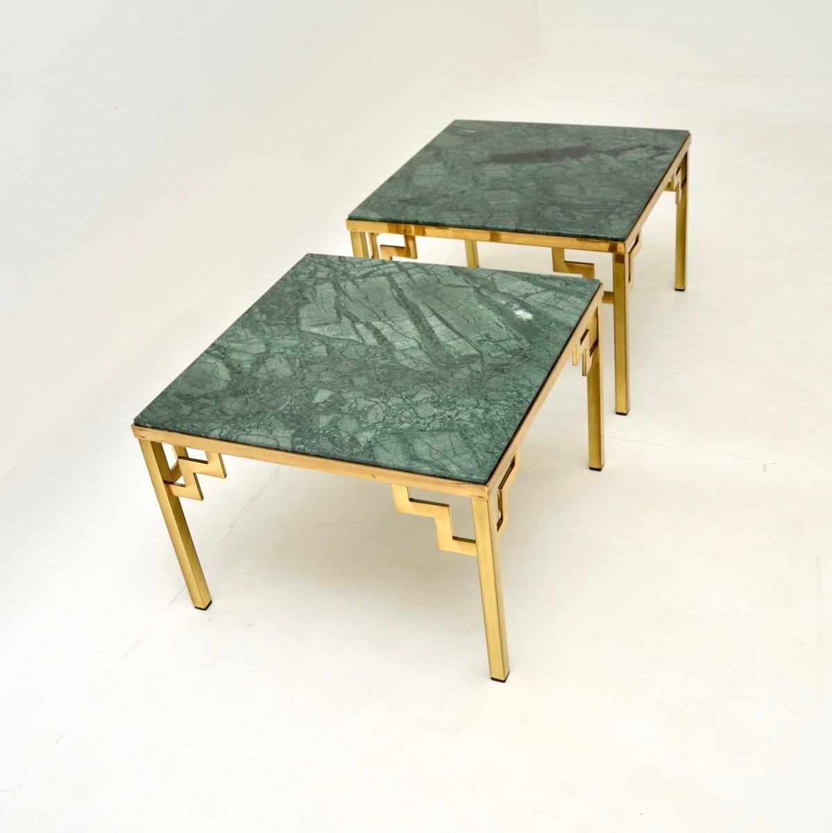 Mid-Century Modern Paire de tables d'appoint en laiton à plateau en marbre, d'époque française en vente