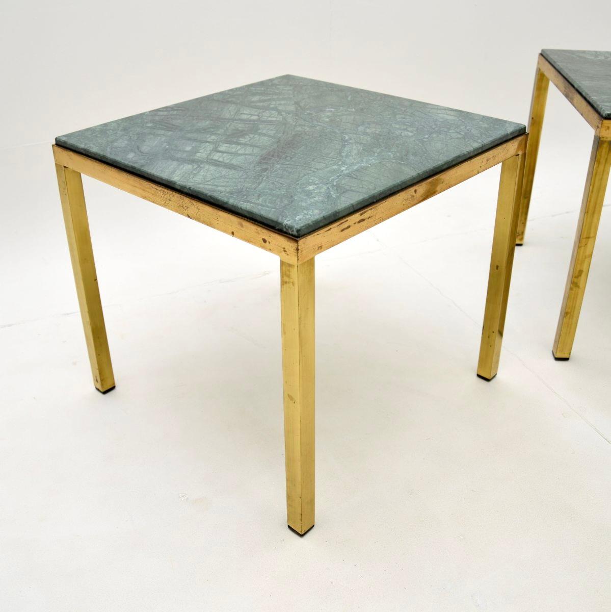 Français Paire de tables d'appoint en laiton à plateau en marbre, d'époque française en vente