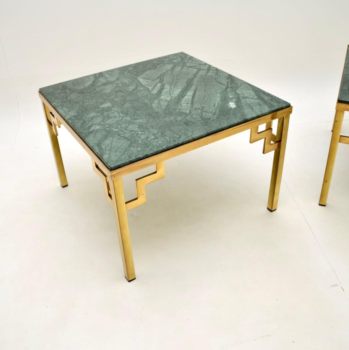 Français Paire de tables d'appoint en laiton à plateau en marbre, d'époque française en vente