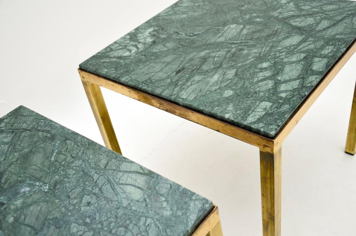 Laiton Paire de tables d'appoint en laiton à plateau en marbre, d'époque française en vente