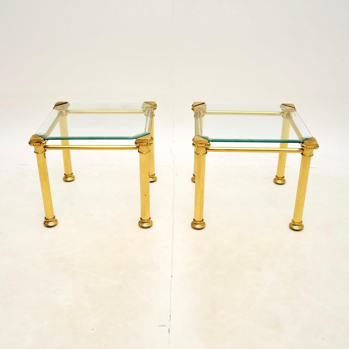 Una bellissima coppia di tavolini francesi d'epoca in ottone con piano in vetro rimovibile. Sono stati prodotti in Francia e risalgono agli anni '70.

Il design è sorprendente, con cornici progettate per assomigliare a colonne corinzie, in stile