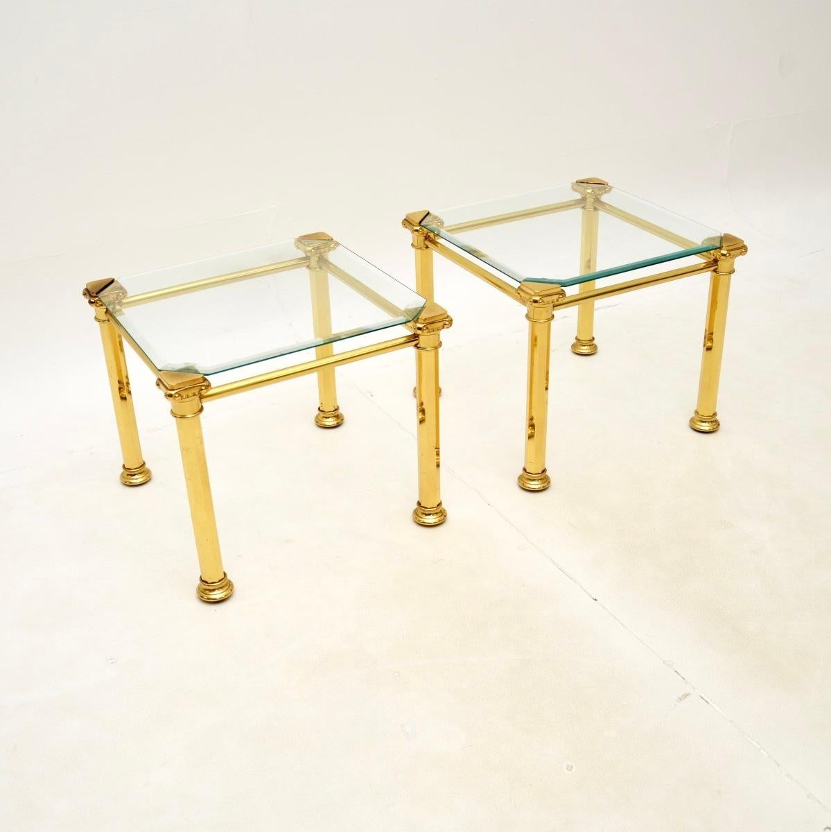 Hollywood Regency Coppia di tavolini francesi d'epoca in ottone in vendita