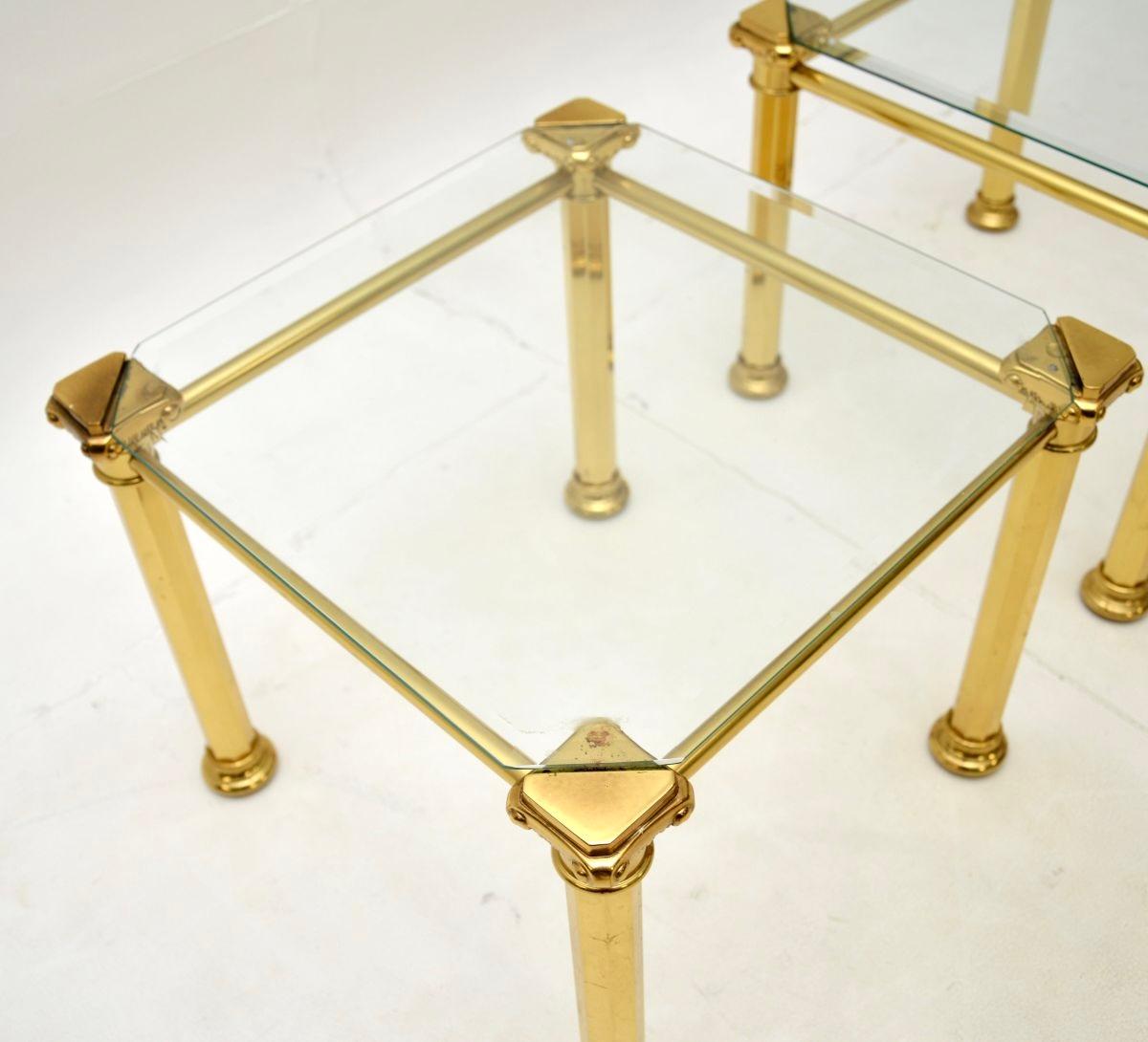Fine XX secolo Coppia di tavolini francesi d'epoca in ottone in vendita