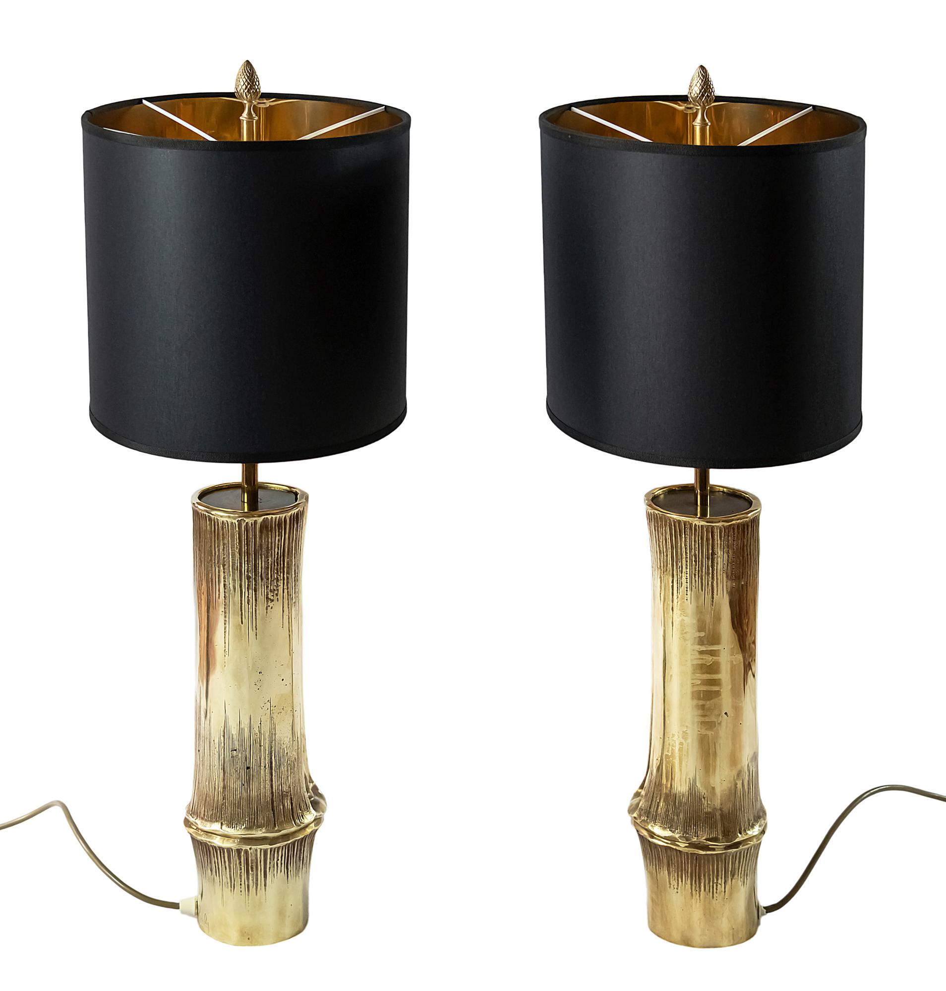 Paire de lampes de table vintage en bronze en forme de bambou de la Maison Charles.
Les abat-jour sont de forme ovale, de fabrication récente.
Chanté sur le côté.
Chaque lampe de table comprend 3 ampoules E27.
Chaque lampe pèse 7,4 kg.
 