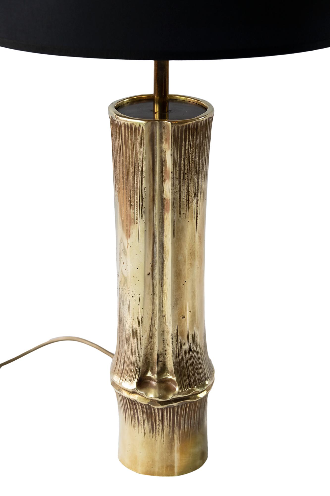 Mid-Century Modern Paire de lampes de bureau françaises vintage en bronze et bambou par Maison Charles en vente