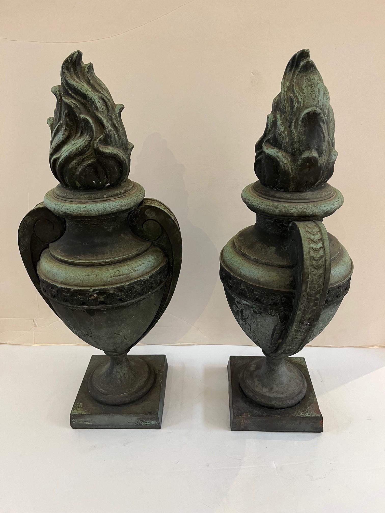 Paar französische Vintage-Bronzeurnen aus Bronze im Angebot 1