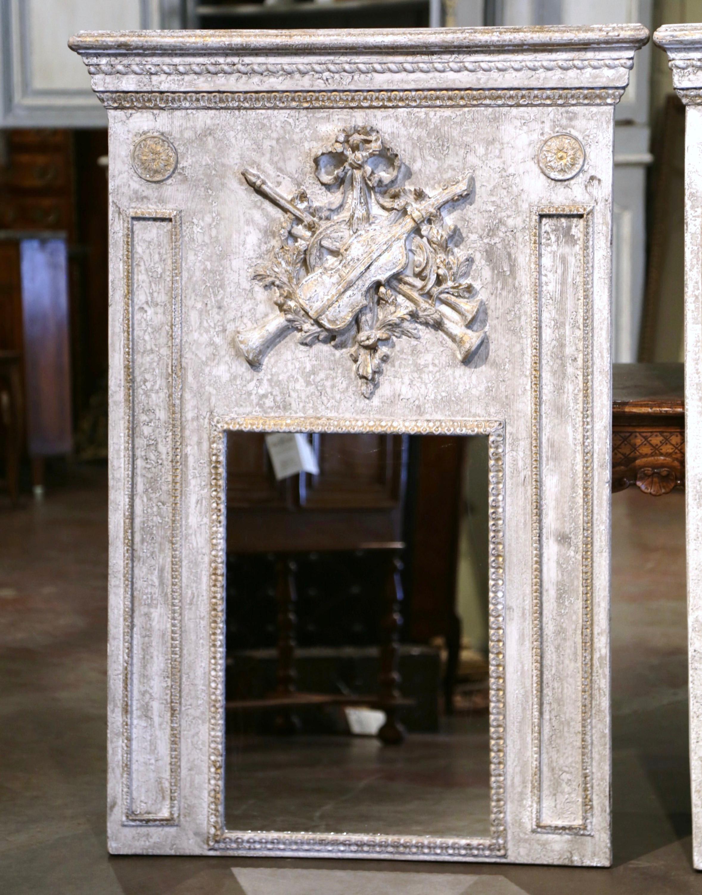 Paar französische geschnitzte und bemalte Trumeaux-Spiegel aus der Normandie (Louis XVI.) im Angebot