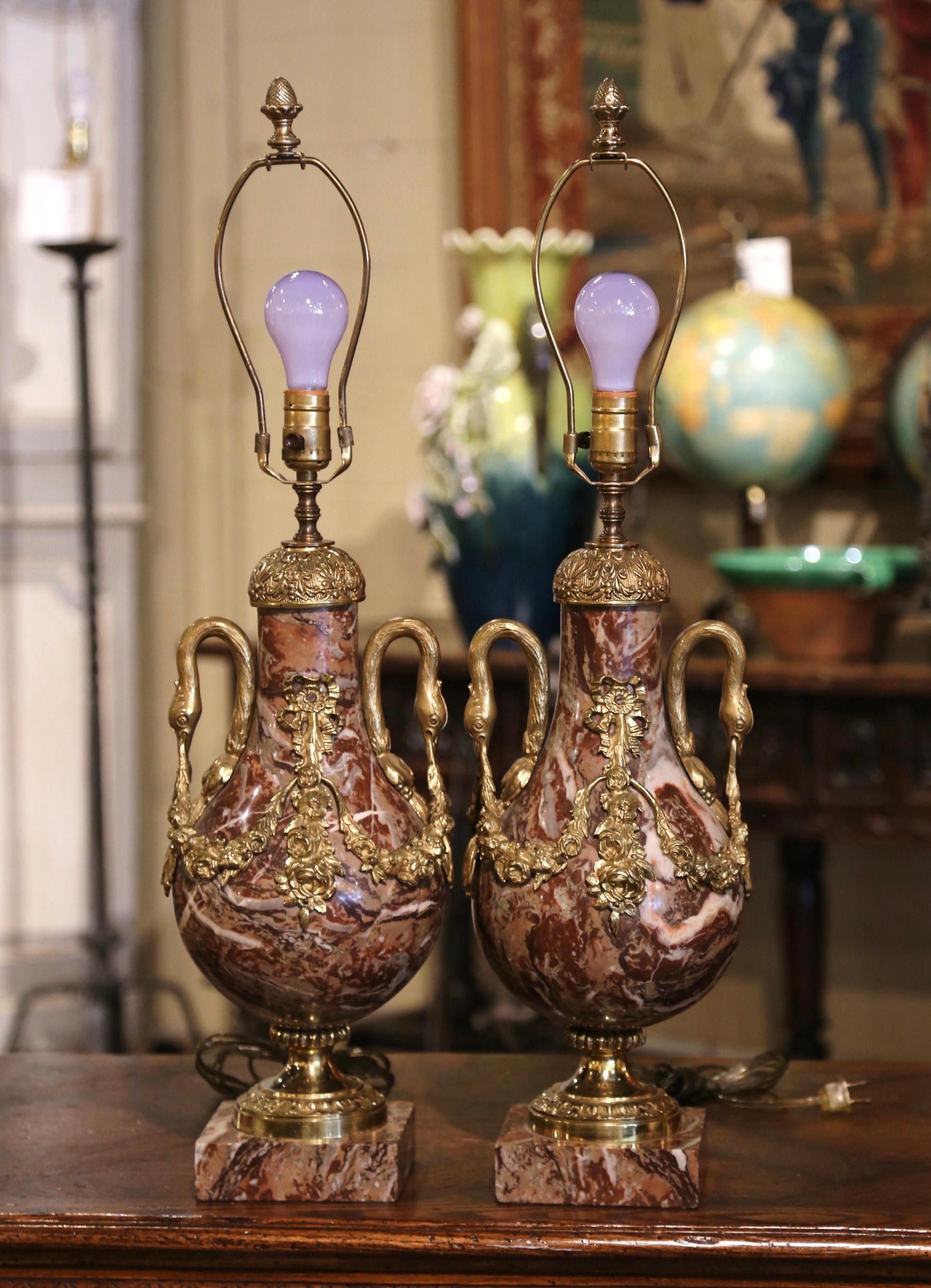 Néoclassique Paire de lampes de table Cassolettes françaises sculptées en marbre et bronze doré en vente