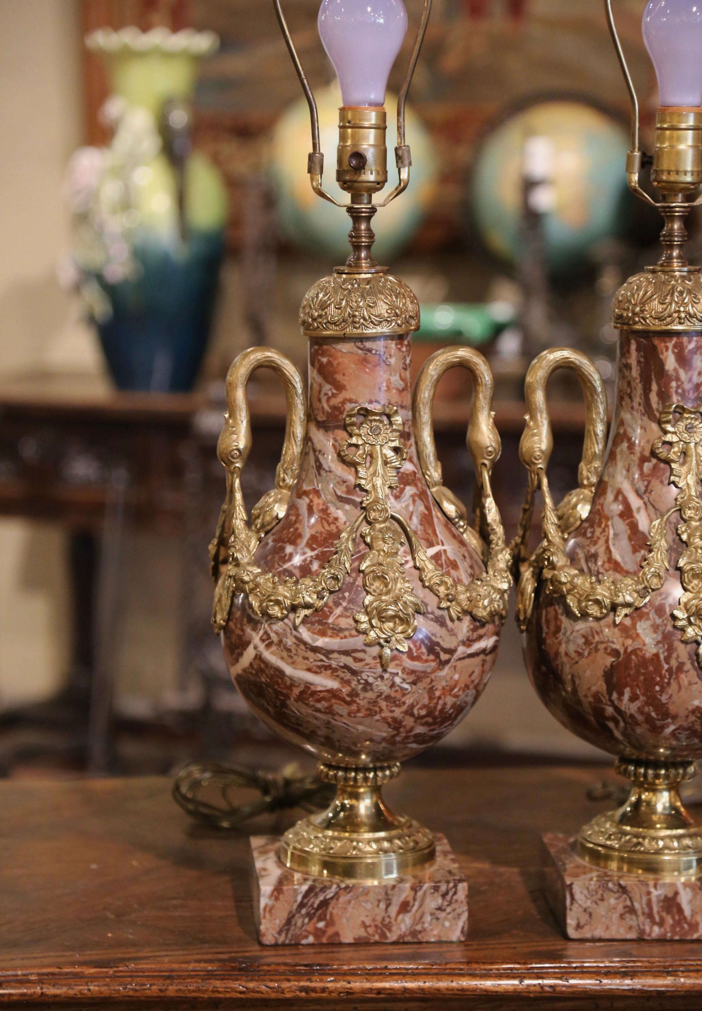 Français Paire de lampes de table Cassolettes françaises sculptées en marbre et bronze doré en vente