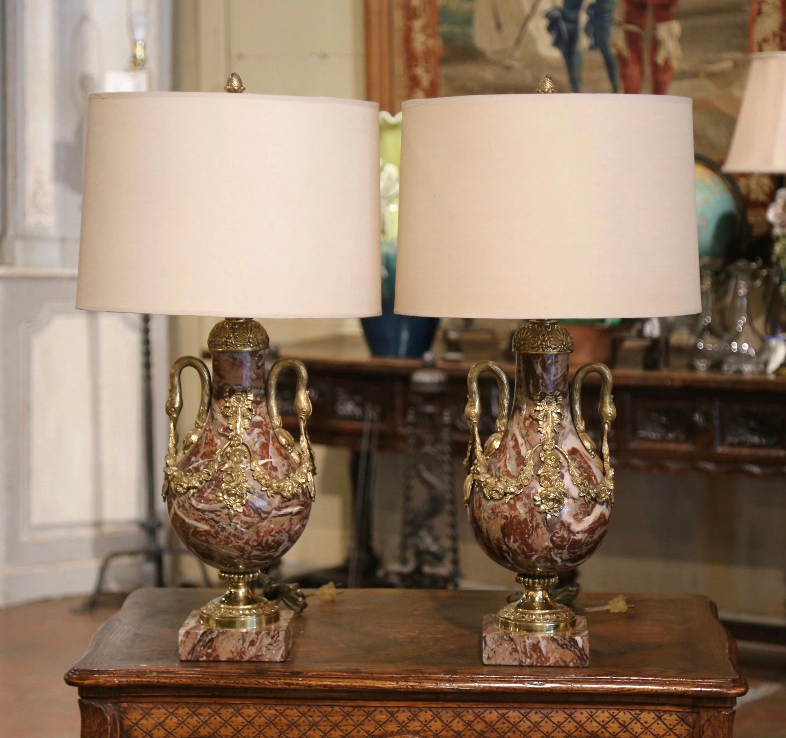 Doré Paire de lampes de table Cassolettes françaises sculptées en marbre et bronze doré en vente