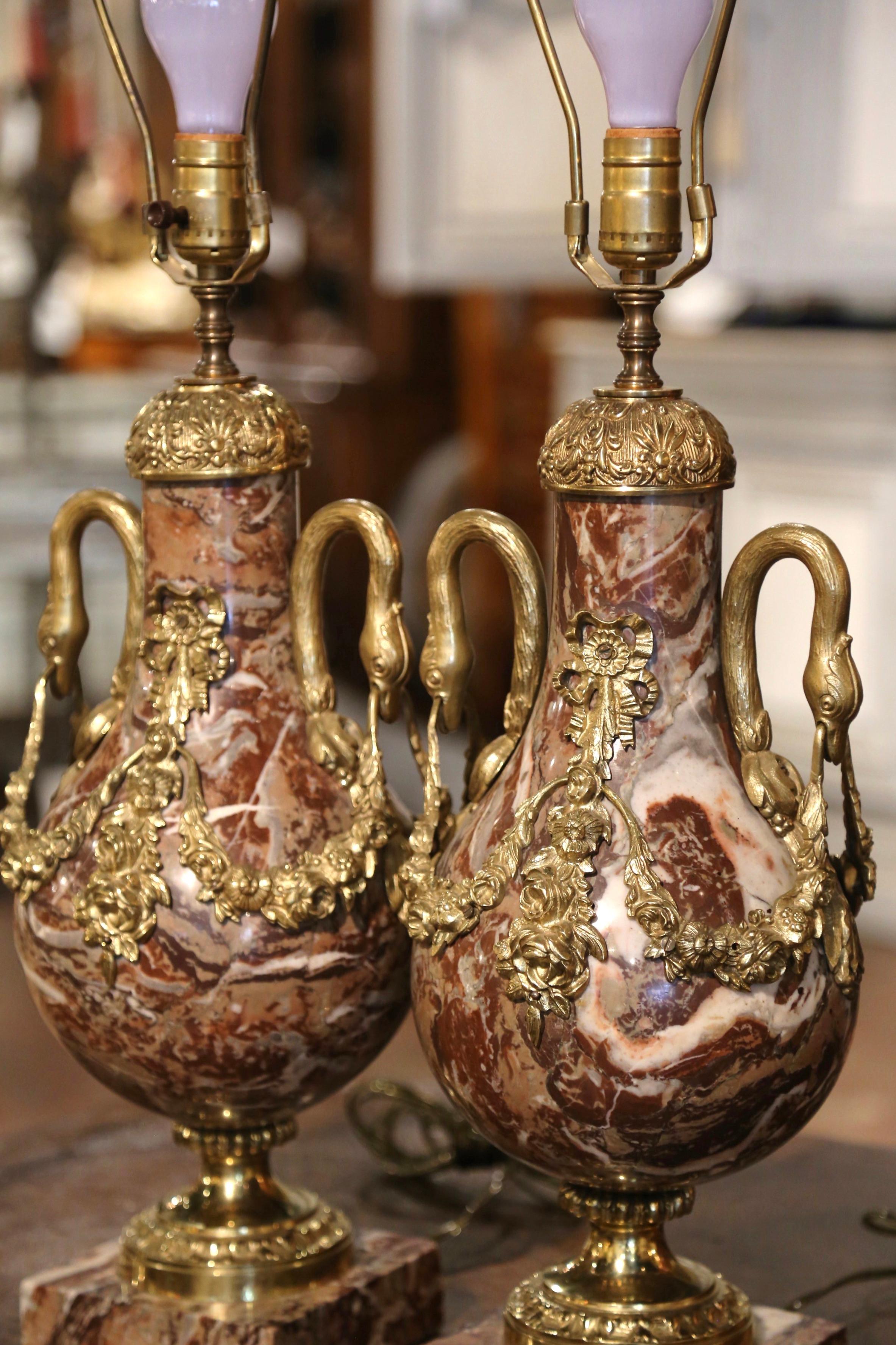 Paire de lampes de table Cassolettes françaises sculptées en marbre et bronze doré Excellent état - En vente à Dallas, TX