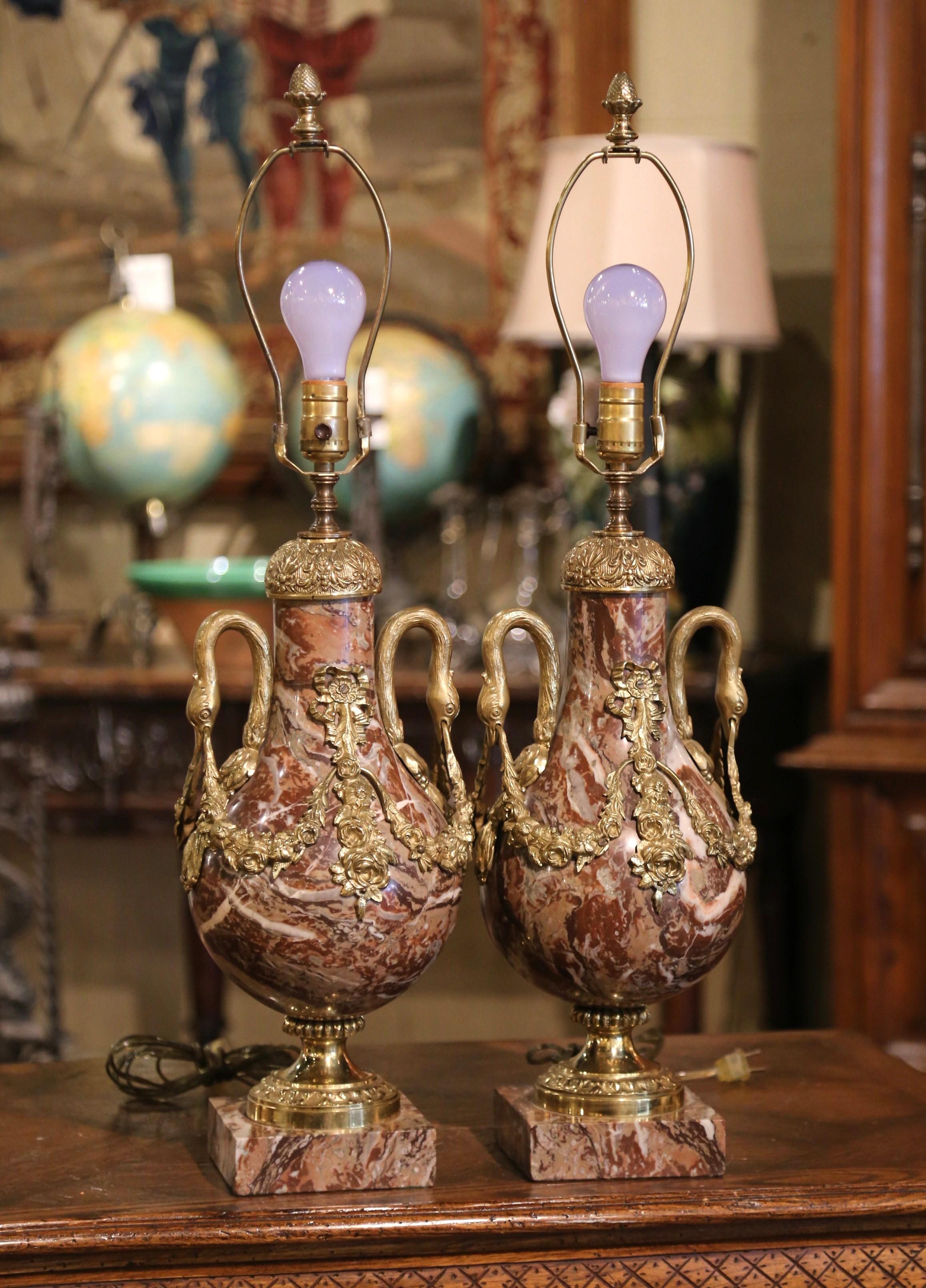 20ième siècle Paire de lampes de table Cassolettes françaises sculptées en marbre et bronze doré en vente