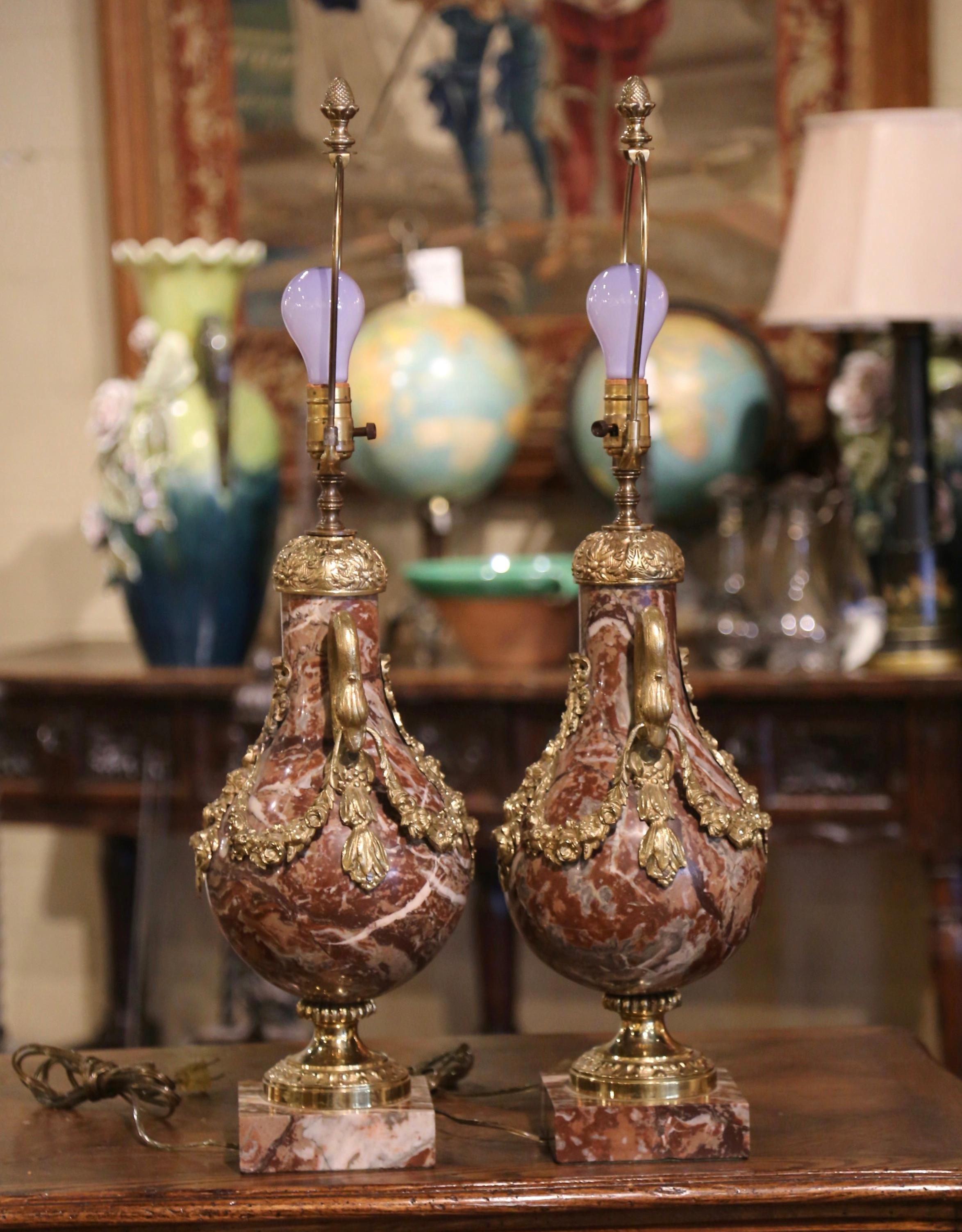 Marbre Paire de lampes de table Cassolettes françaises sculptées en marbre et bronze doré en vente