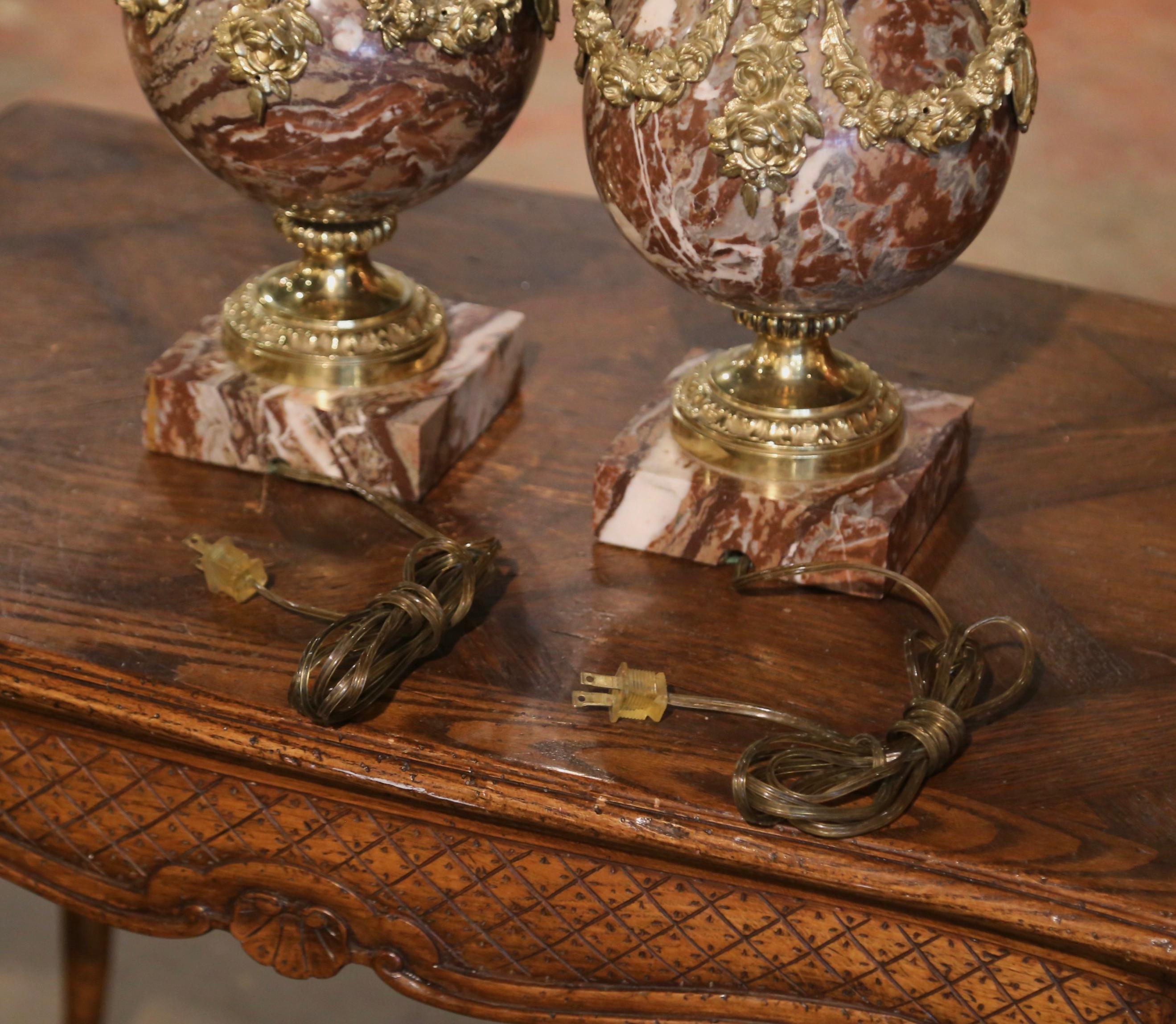 Paire de lampes de table Cassolettes françaises sculptées en marbre et bronze doré en vente 1