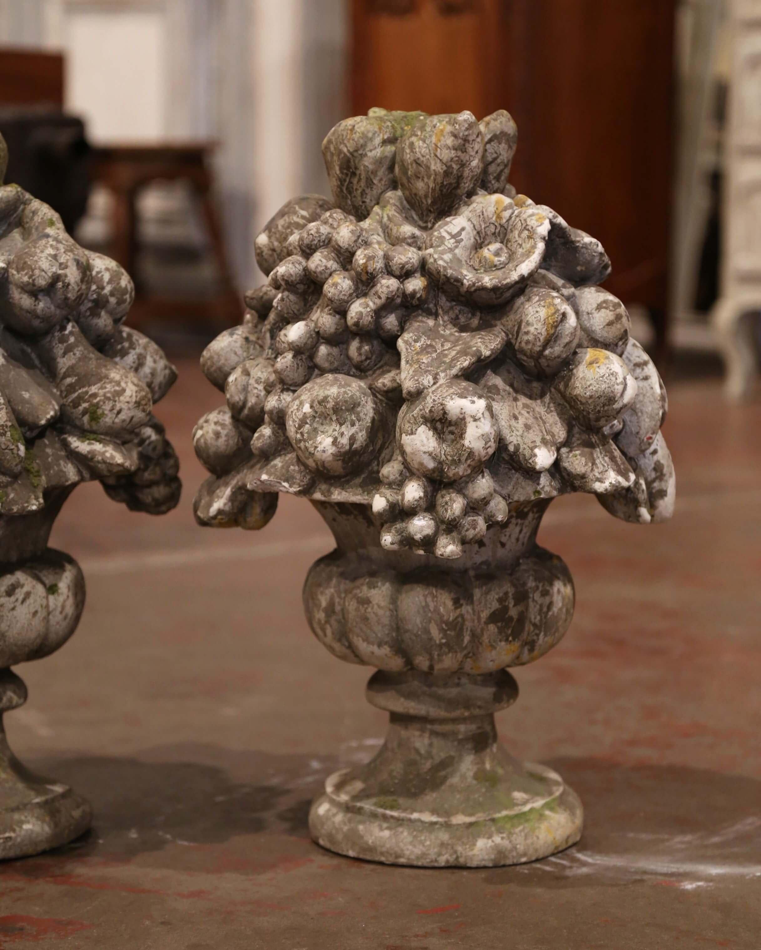 Sculpté à la main Paire de vases d'extérieur vieillis sculptés et décorés de fruits en vente