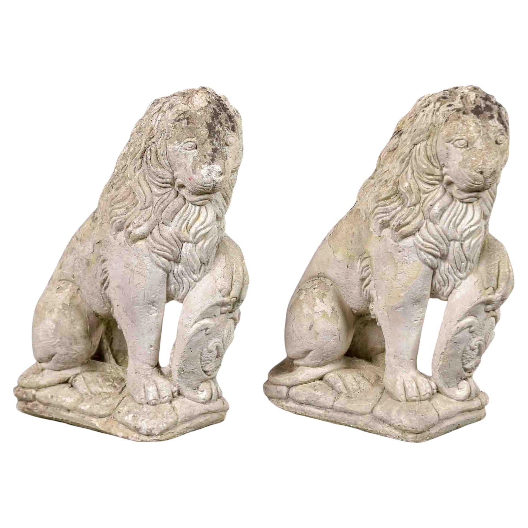 Paire de statues de jardin vintage représentant des lions assis, en pierre moulée française en vente